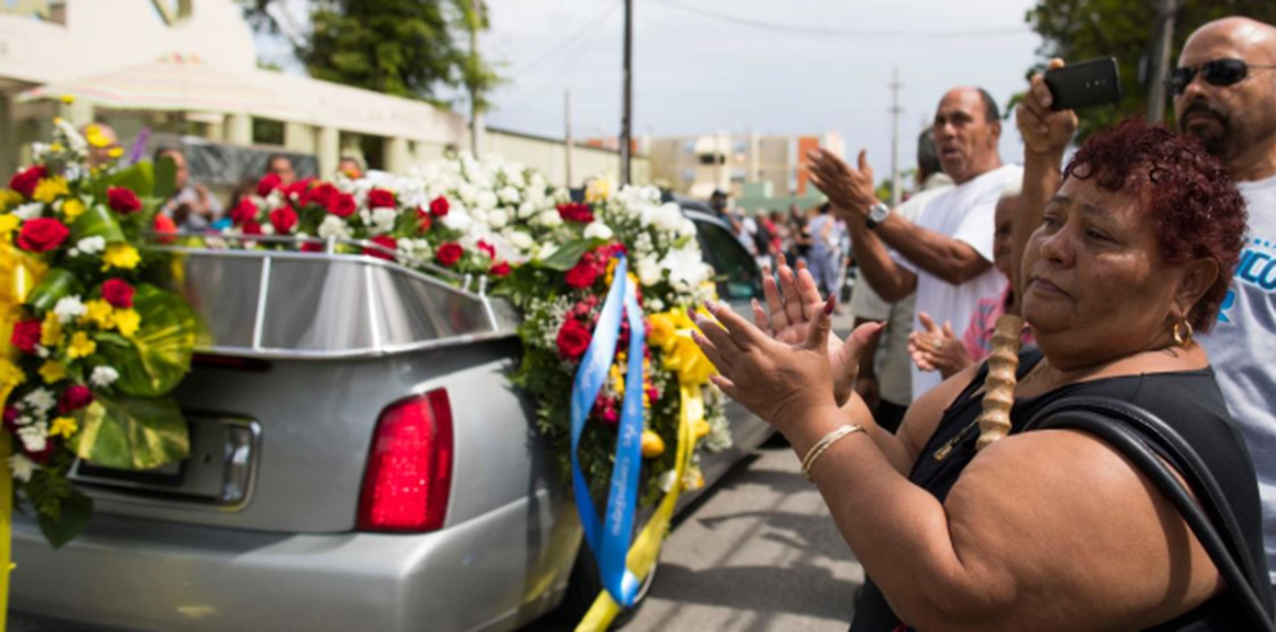 El coche fúnebre fue recibido en La Playa por decenas de personas que quisieron despedirse de uno de sus “playeros”. (tonito.zayas@gfrmedia.com)