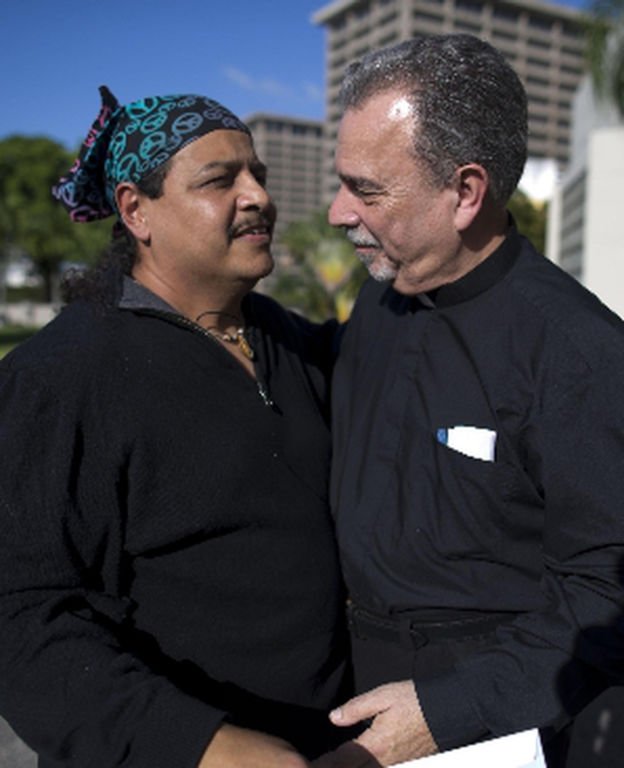 El sacerdote Willie Peña y el fundador  de Iniciativa Comunitaria, José Vargas Vidot,  se unieron por una causa  común, que el cuidadano entienda un poco cómo realmente se vive en la calle. (tonito.zayas@gfrmedia.com)