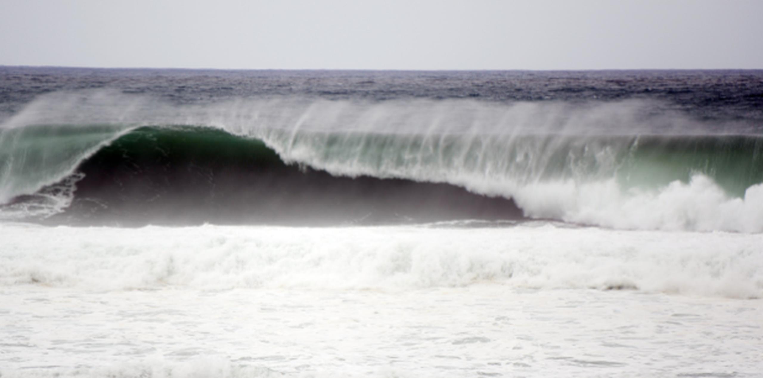 Las fuertes olas seguirán azotando hoy. (LUIS.ALCALADELOLMO@GFRMEDIA.COM)
