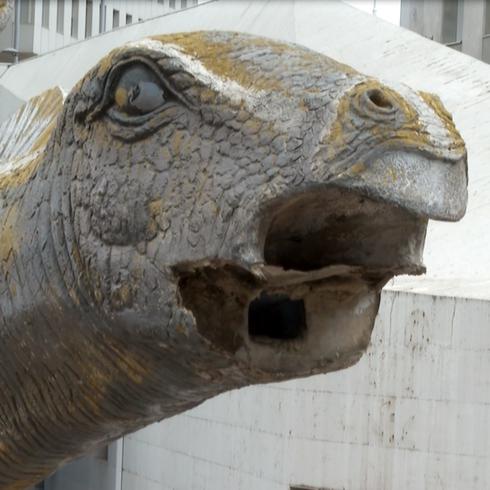 Misteriosa muerte dentro de una estatua de dinosaurio