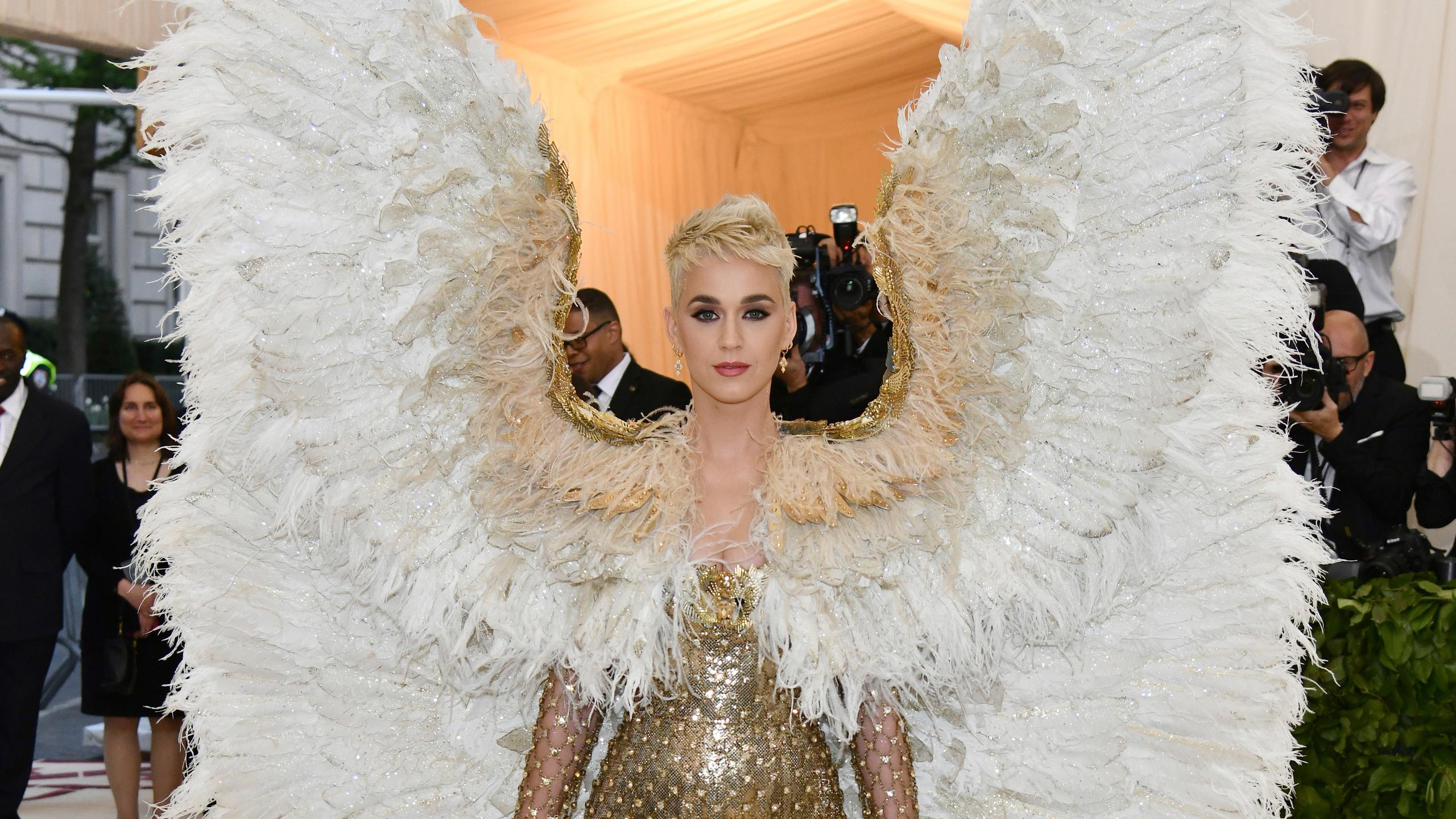 Katy Perry llega a la gala benéfica del Instituto del Vestuario del Museo de Arte Metropolitano, en celebración de la exhibición "Heavenly Bodies: Fashion and the Catholic Imagination"