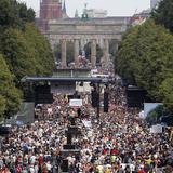 Miles protestan en Berlín contra restricciones por el COVID-19 en pleno repunte de casos