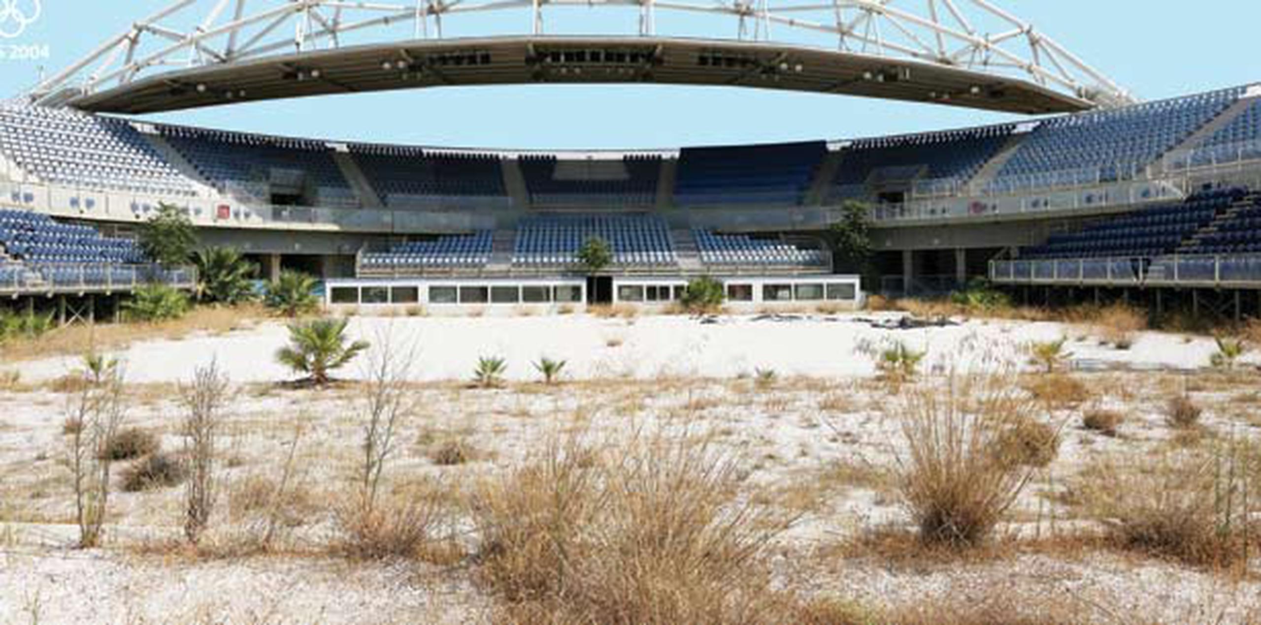 El estadio donde se celebró el voleibol playero olímpico en Atenas es uno de los ejemplos del abandono de edificios deportivos en la capital griega. (EFE / Orestis Panagiotou)