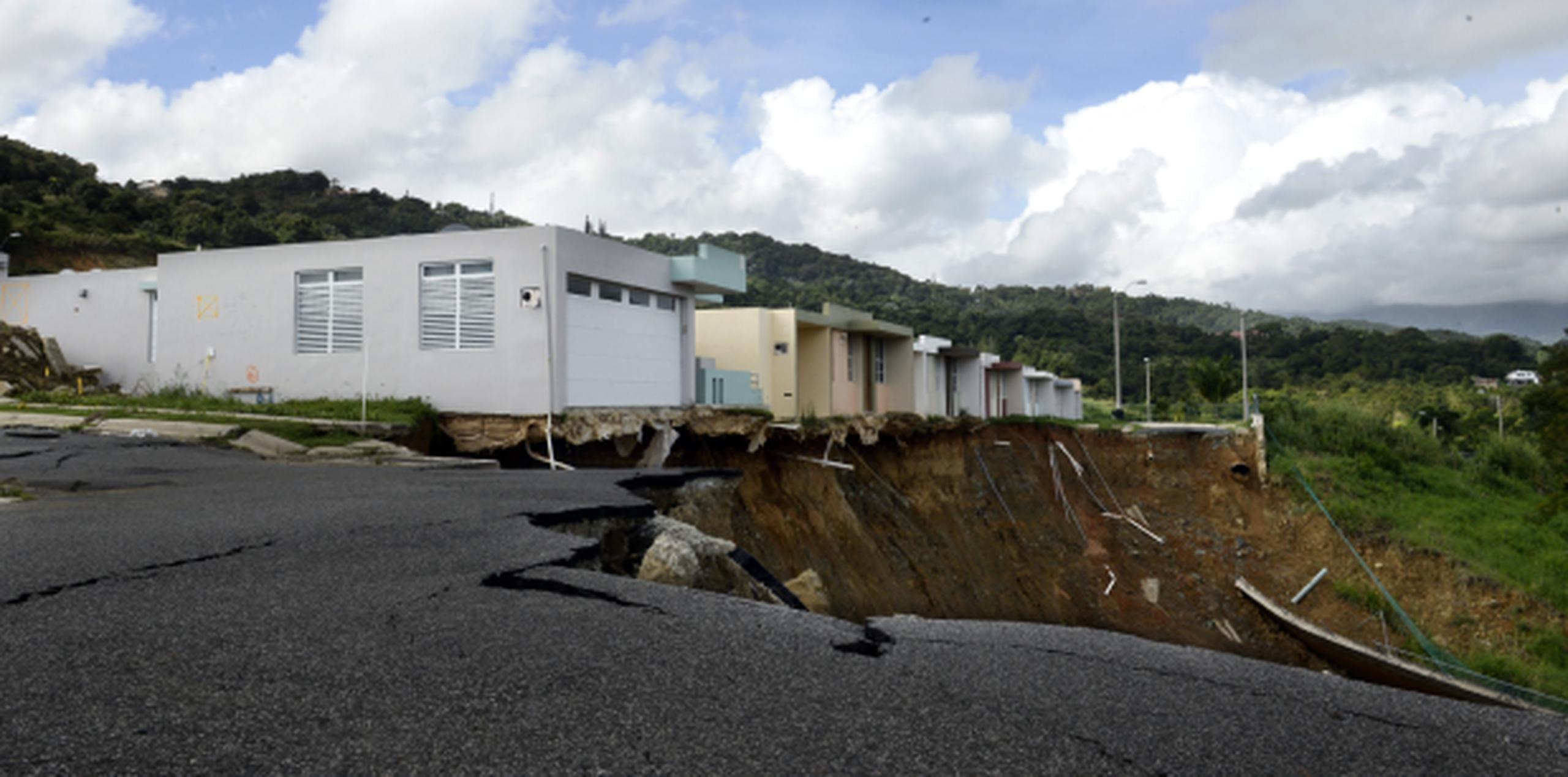 El problema de derrumbes en Hacienda Las Lomas, en Ceiba se agravó con la reciente vaguada. (Archivo)