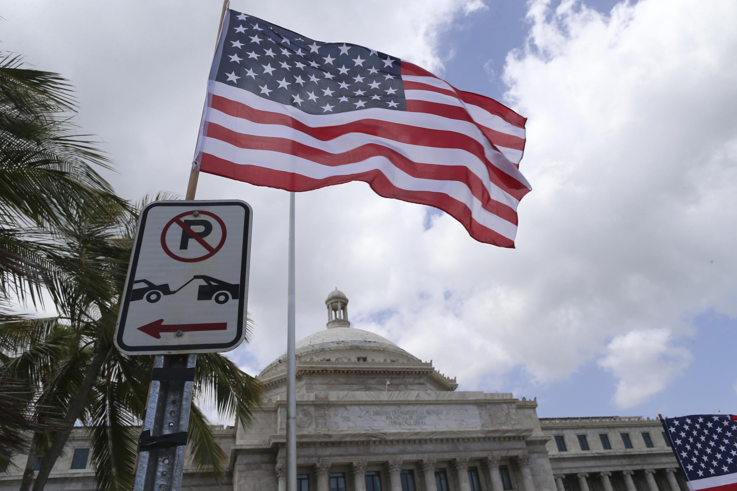 Bandera de Estados Unidos frente al Capitolio de Puerto Rico.