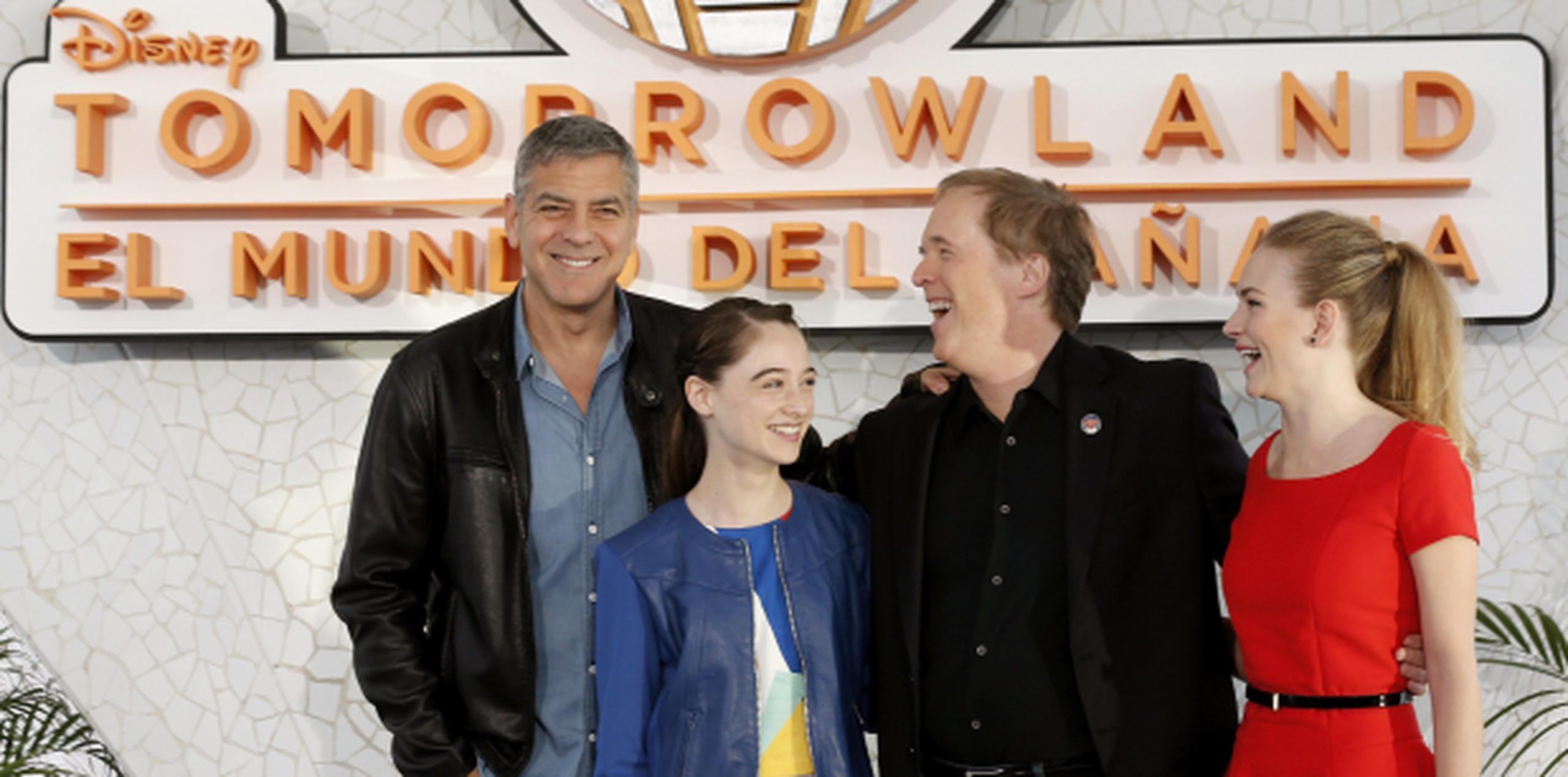 Clooney, desde la izquierda, posa en Valencia con la actriz Raffey Cassidy, el director Brad Bird y la actriz Britt Robertson, antes de la presentación de su última película, "Tomorrowland". (EFE)