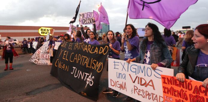 La protesta en la que participaron unas 60 mujeres comenzó a eso de las 5:45 a.m. y se extendió hasta las 8:00 a.m. provocando un gran tapón.
