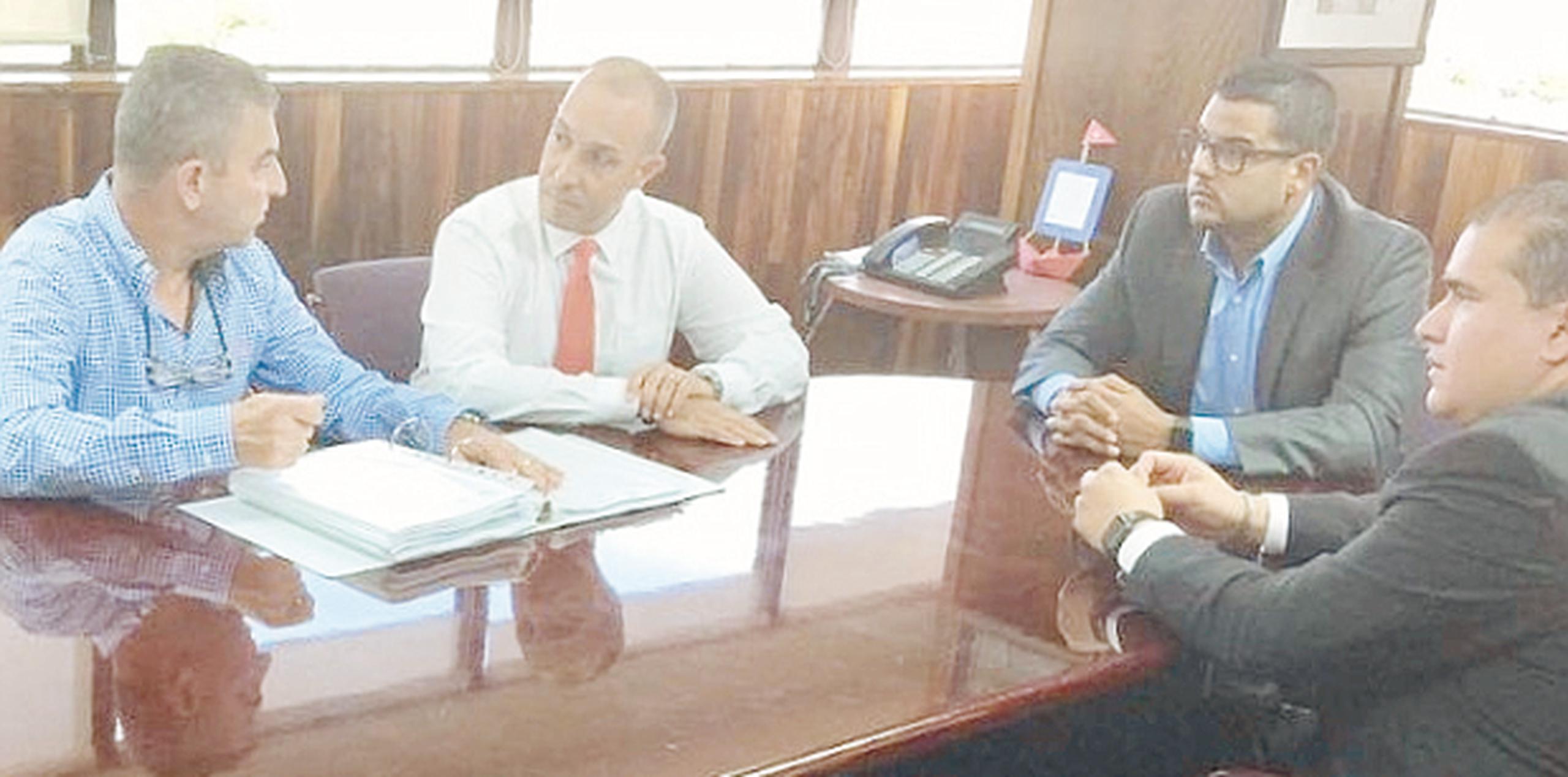 El secretario de Corrección y Rehabilitación conversa con el alcalde de Vega Alta y otros funcionarios. (Suministrada)