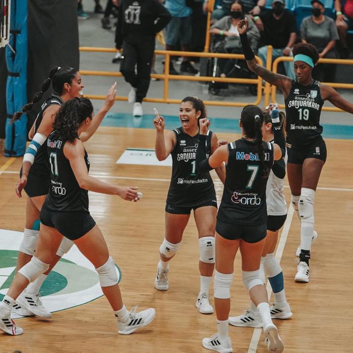 Natalia Valentín (centro) y las Sanjuaneras celebran un punto contra Naranjito durante la acción de la pasada temporada.