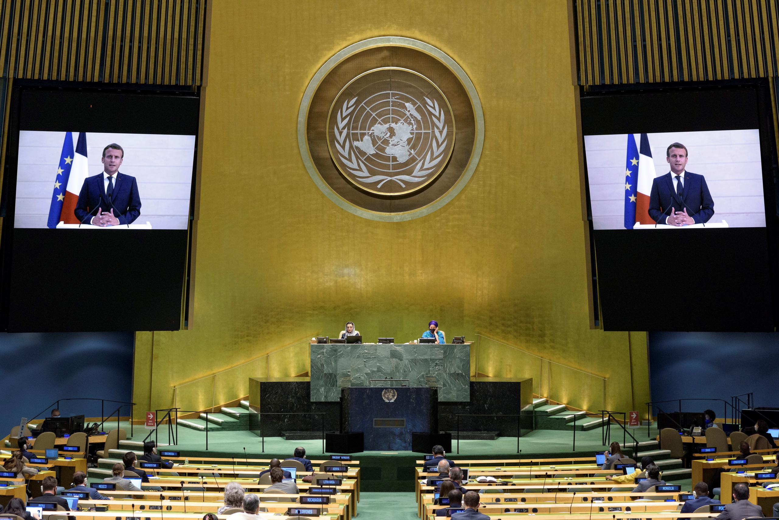 El presidente francés Emmanuel Macron (en pantalla), durante su intervención en la 75 Asamblea General de las Naciones Unidas.