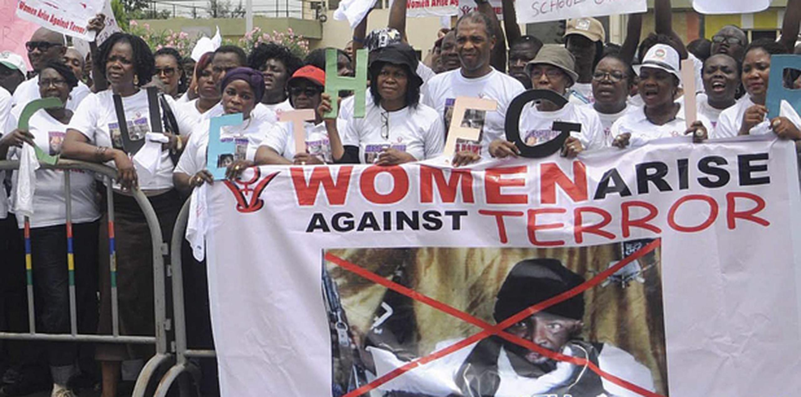 Varios miembros de la asociación nigeriana "Mujeres Contra el Terror" protestan contra el terrorismo y la incapacidad del gobierno de rescatar a las más de 200 niñas de la escuela Chibok secuestradas por la secta radical terrorista Boko Haram en Lagos. (EFE)