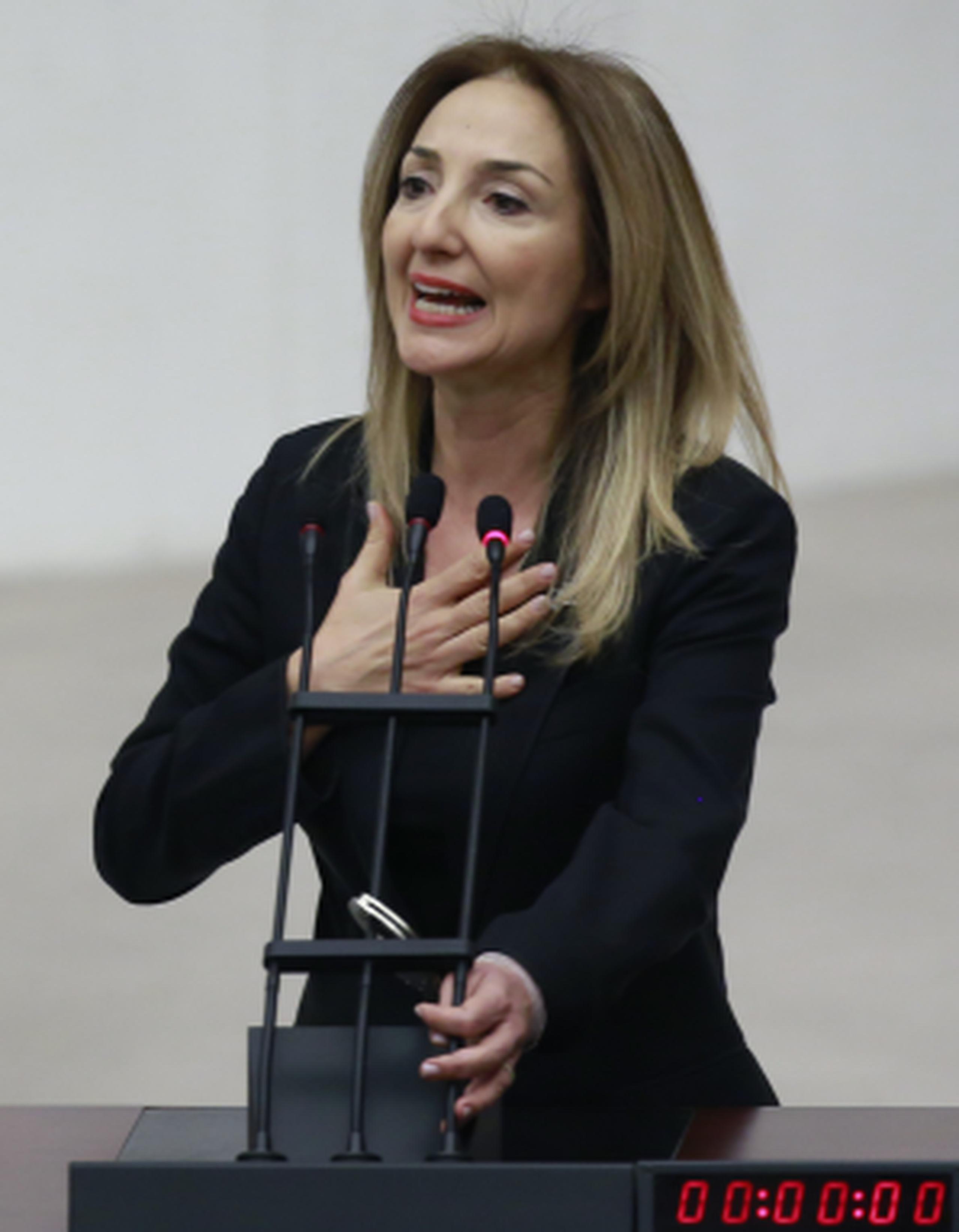 La legisladora independiente Aylin Nazliaka se esposó a los micrófonos en protesta y para impedir que se votara sobre las reformas que otorgan más poder al presidente Recep Tayyip Erdogan, lo que inició una trifulca. (AP)