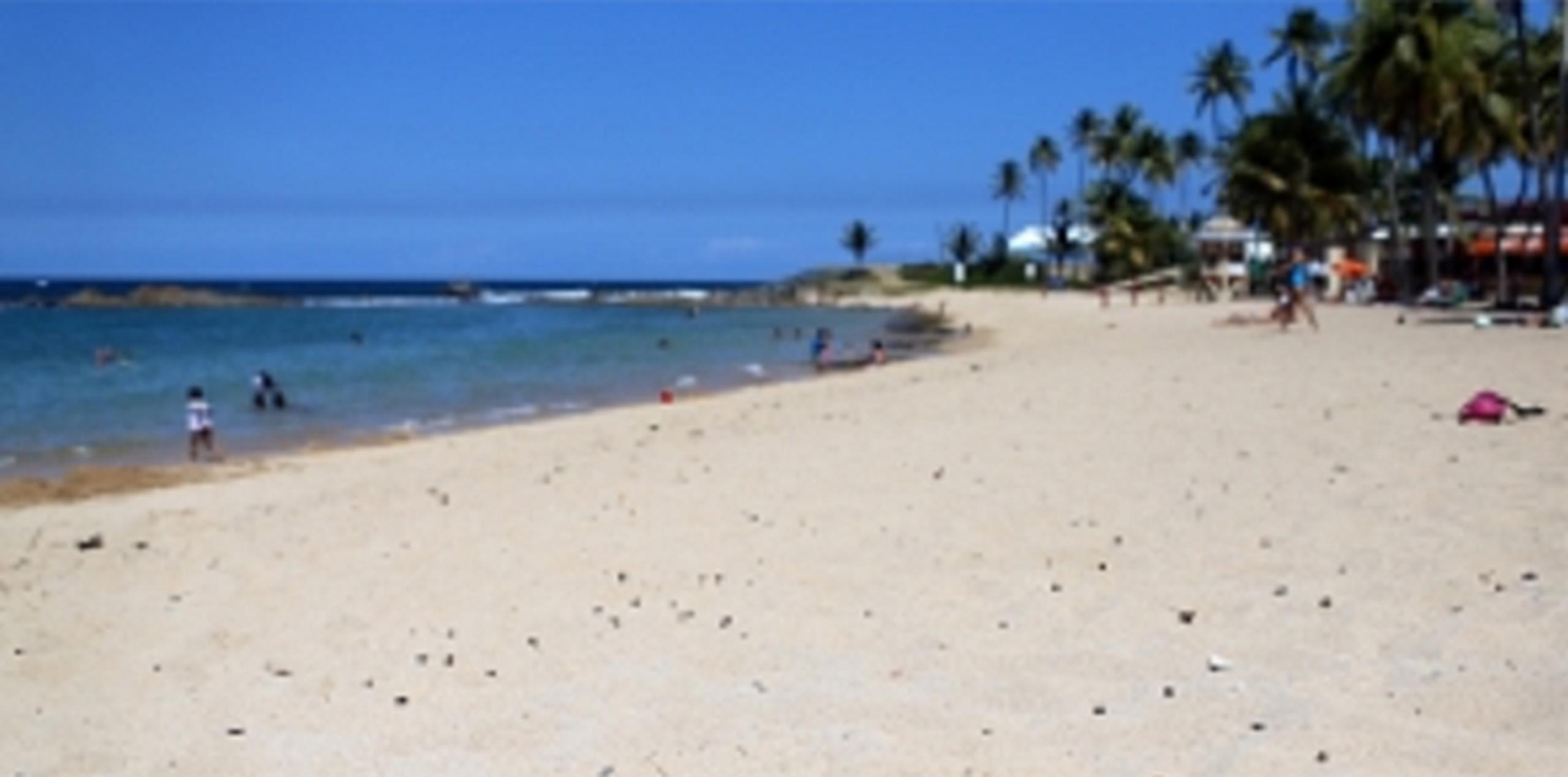 A eso de las 4:15 p.m., el cadáver de una persona que aún no ha sido identificada, fue divisada flotando en esa playa. (Archivo)