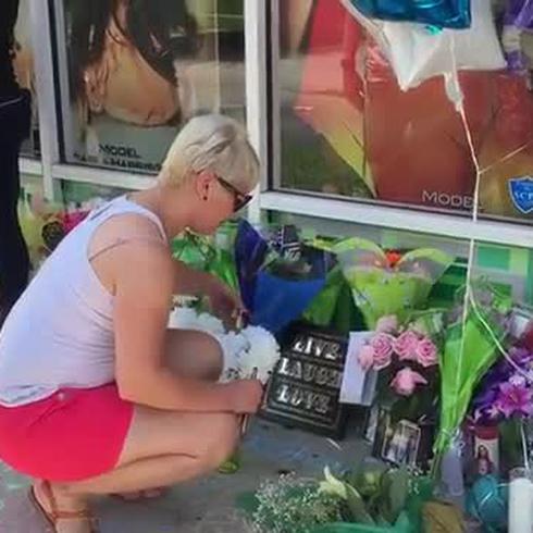 Dejan flores a víctimas de Orlando