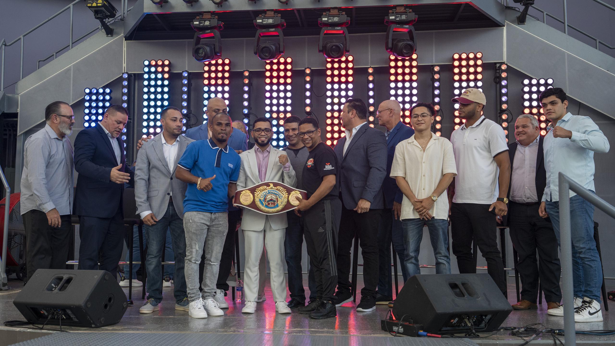 En la ceremonia celebrada hoy en el Distrito T-Mobile, Oscar Collazo estuvo acompañado de otros campeones de la historia del boxeo boricua.