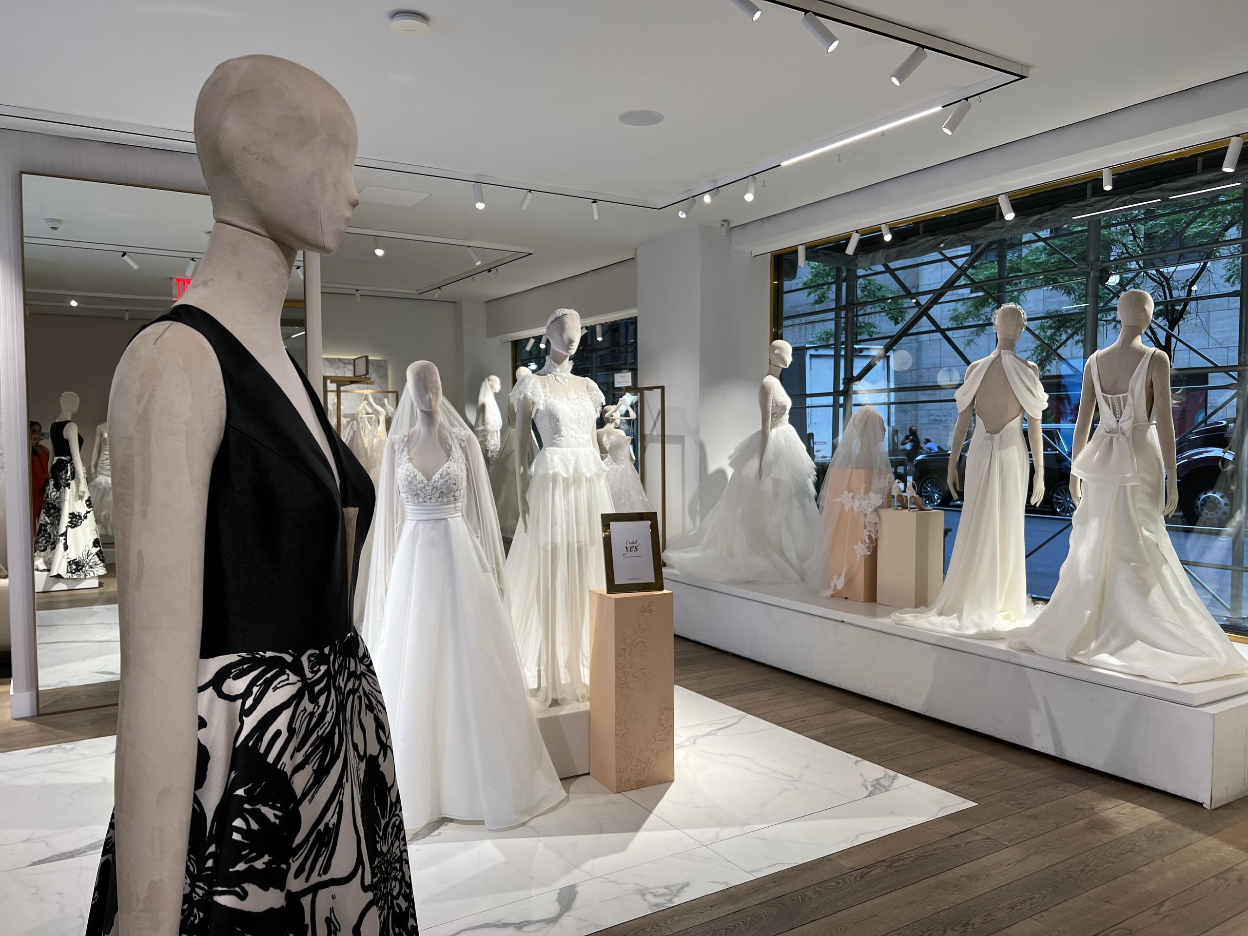 Fotografía de unos modelos de vestidos de novia expuestos, el 27 de junio de 2022, en una tienda de la empresa española Pronovias en Nueva York, en Estados Unidos. (EFE/ Sarah Yáñez-Richards)