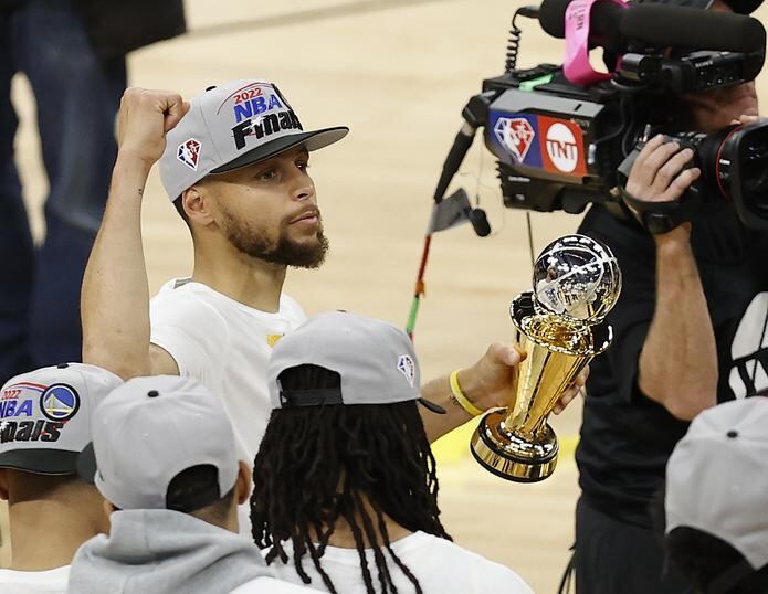 Stephen Curry, de los Warriors de Golden State, sostiene el trofeo de Jugador Más Valioso de la Final de la Conferencia del Oeste tras el triunfo de sus Warriors el jueves.