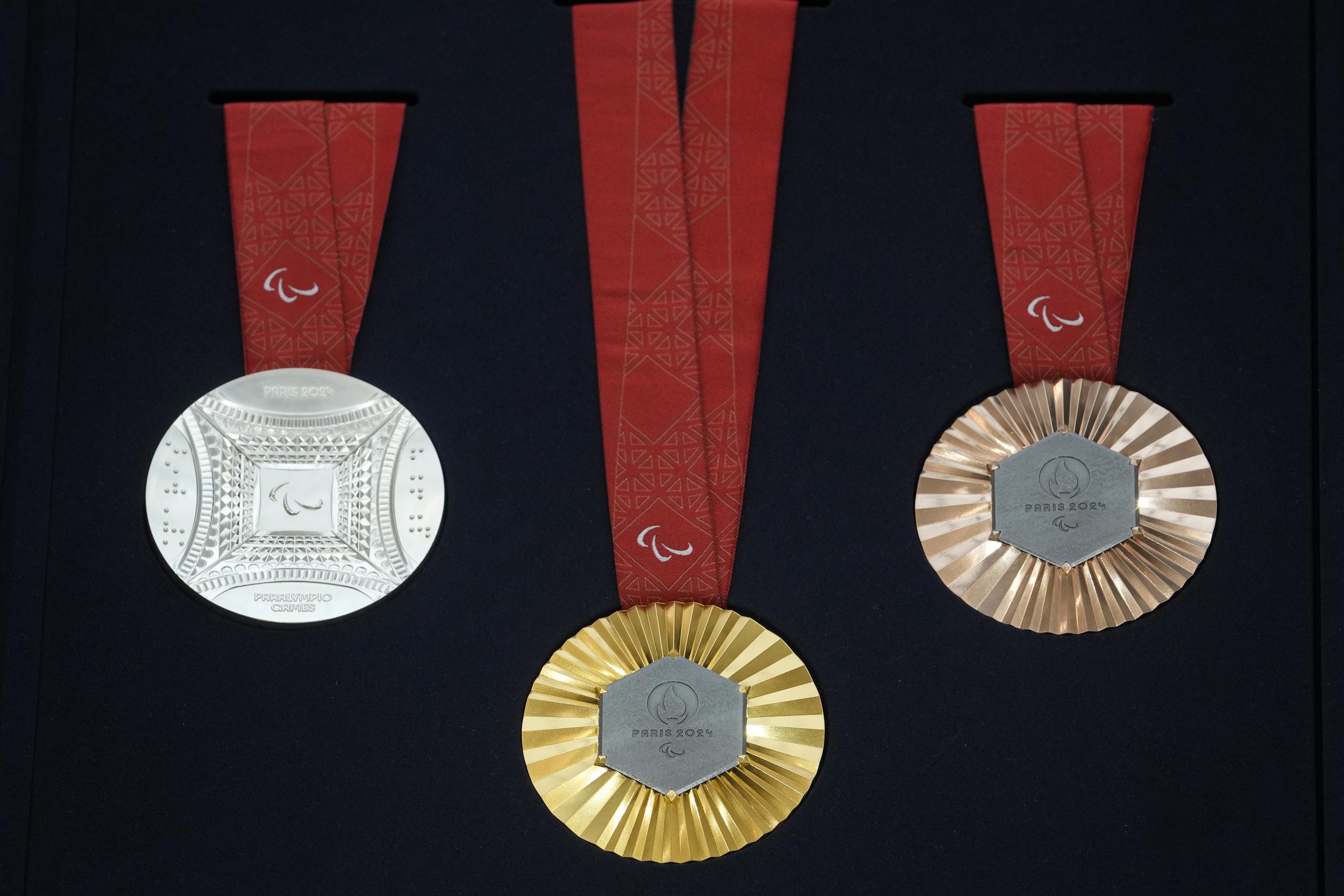 Las medallas de los Juegos Olímpicos de París 2024 al ser mostradas por los organizadores de las justas, el jueves 8 de febrero de 2024, en Saint-Denis, Francia. (AP Foto/Thibault Camus)