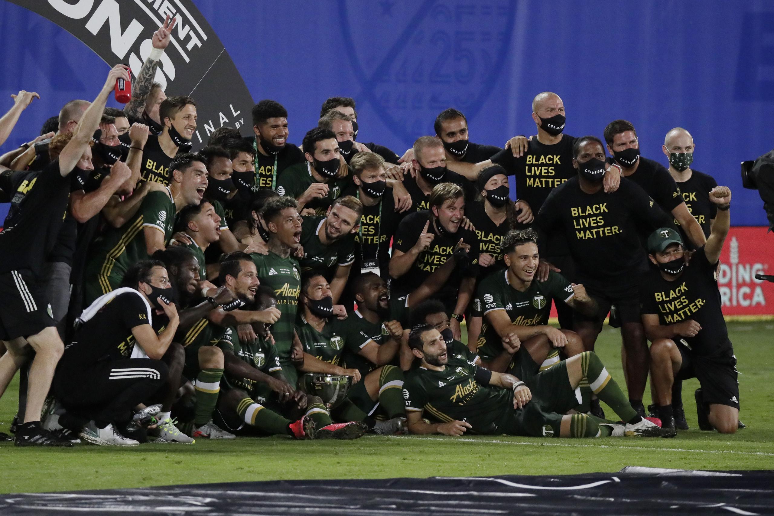 Los Timbers de Portland posan luego de derrotar 2-1 al Orlando City en la final del torneo MLS is Back.