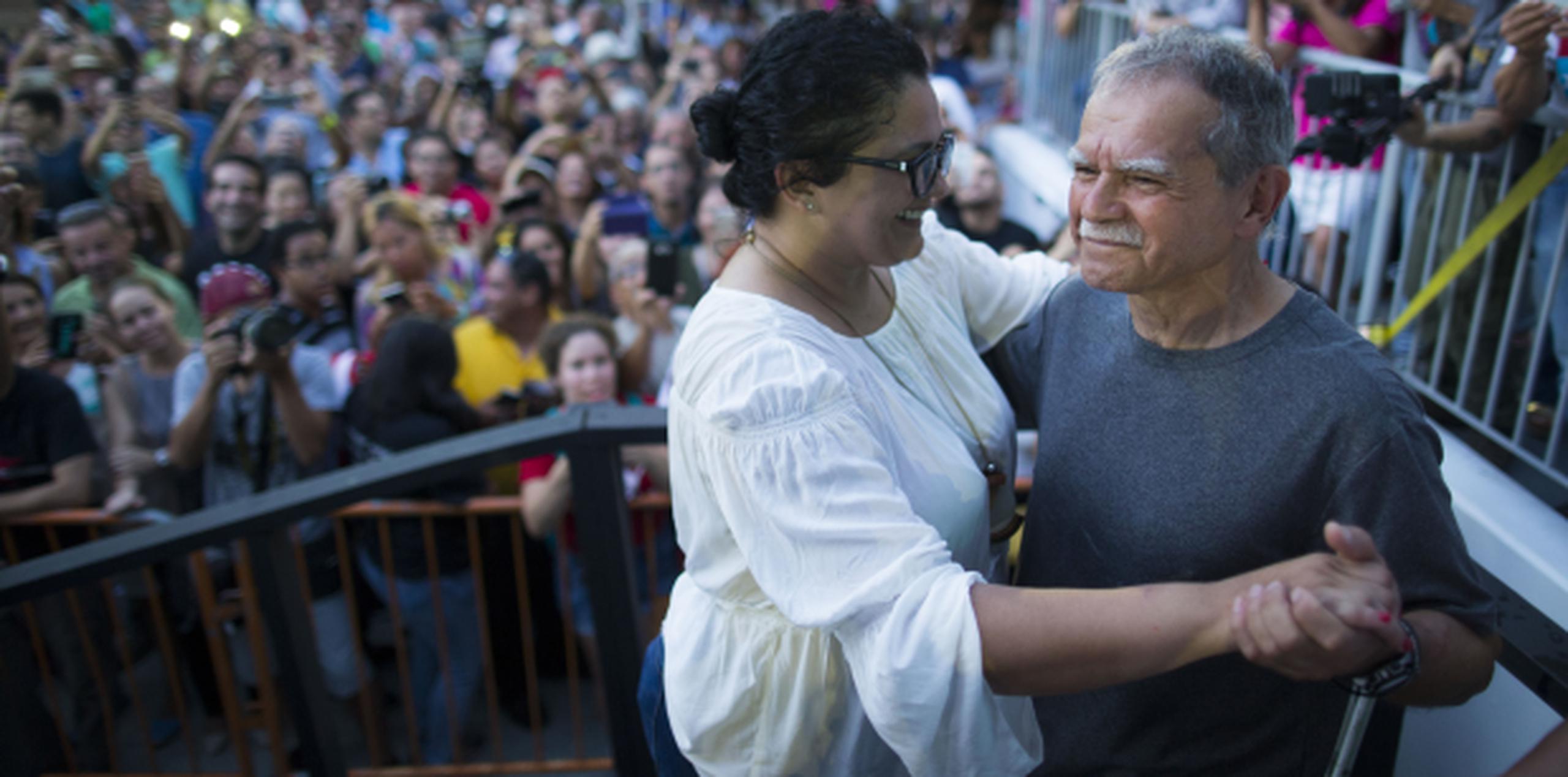 López Rivera, aquí con su hija, hizo un llamamiento a la unidad para echar adelante al País.  (tonito.zayas@gfrmedia.com)