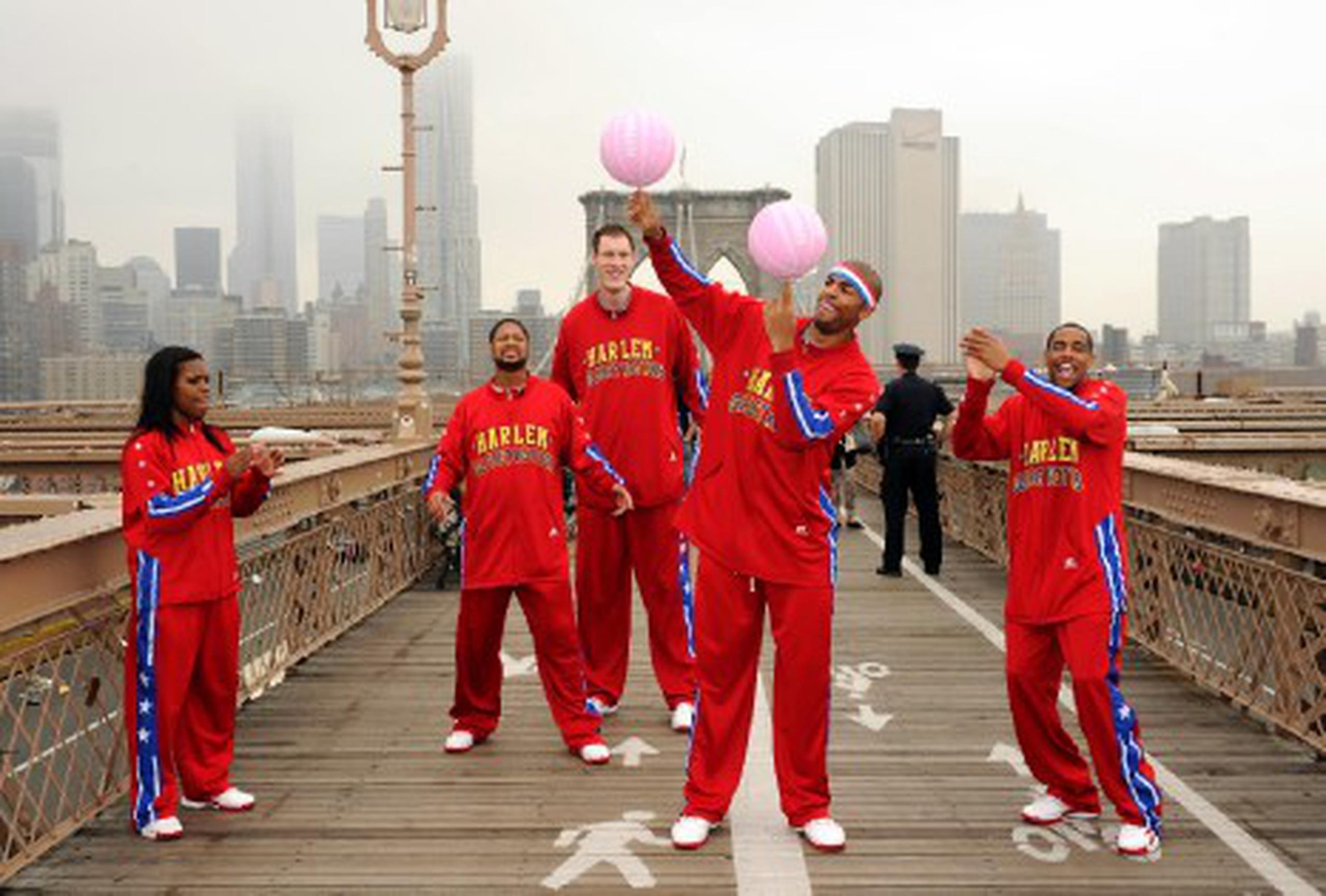 Cinco de los integrantes de los Globetrotters (trotamundos) cruzaron hoy el puente de Brooklyn con una pequeña muestra de lo que el público podrá ver en su próximo espectáculo, bajo la atenta mirada de turistas y curiosos que se sorprendieron al observar las habilidades de los jugadores con el balón. (Prensa Asociada)