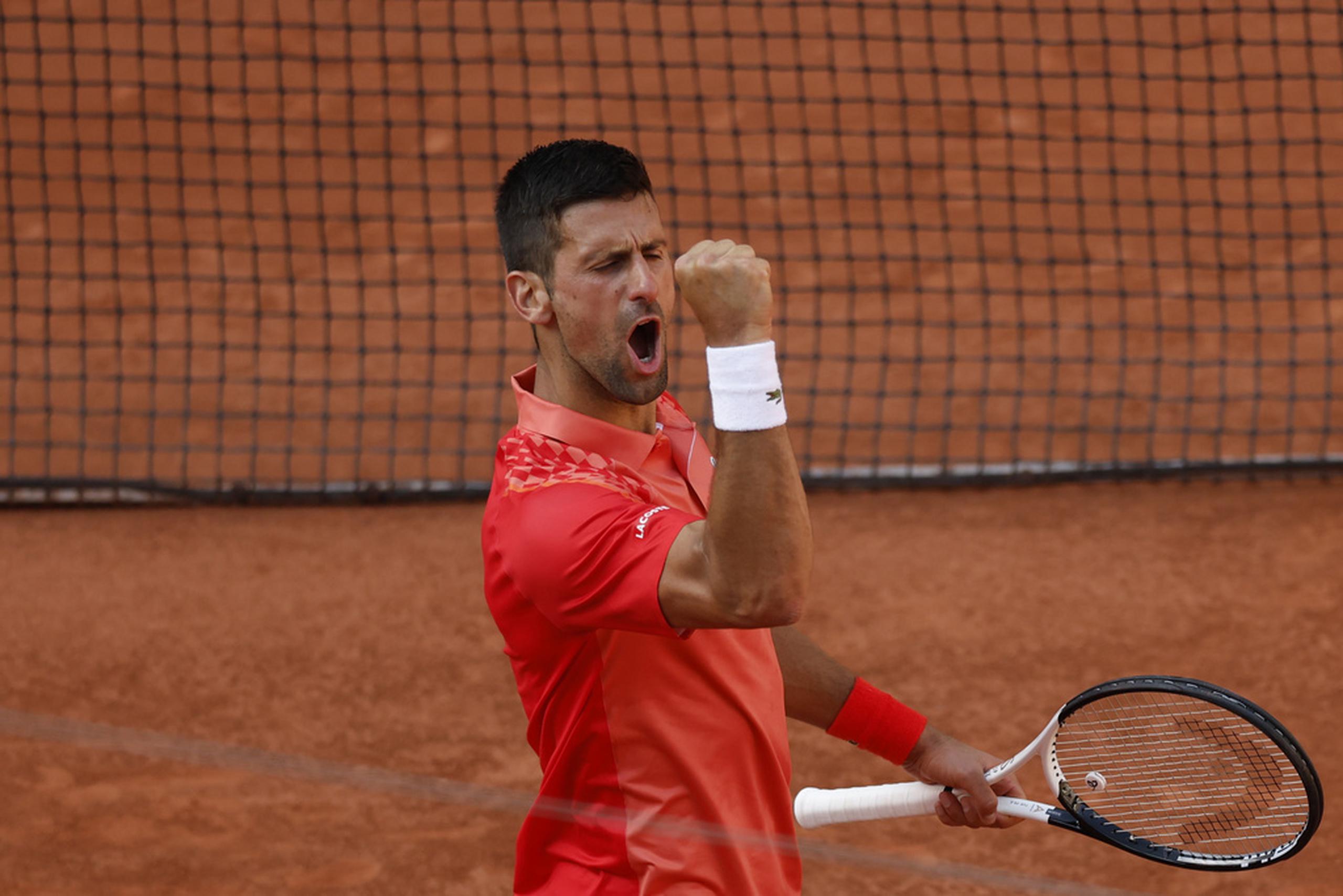 El serbio Novak Djokovic celebra tras ganar el duelo de cuartos de final en el Abierto de Francia frente al ruso Karen Khachanov.