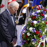 Biden conmemora el Día de los Caídos en Guerras con un llamado a la democracia