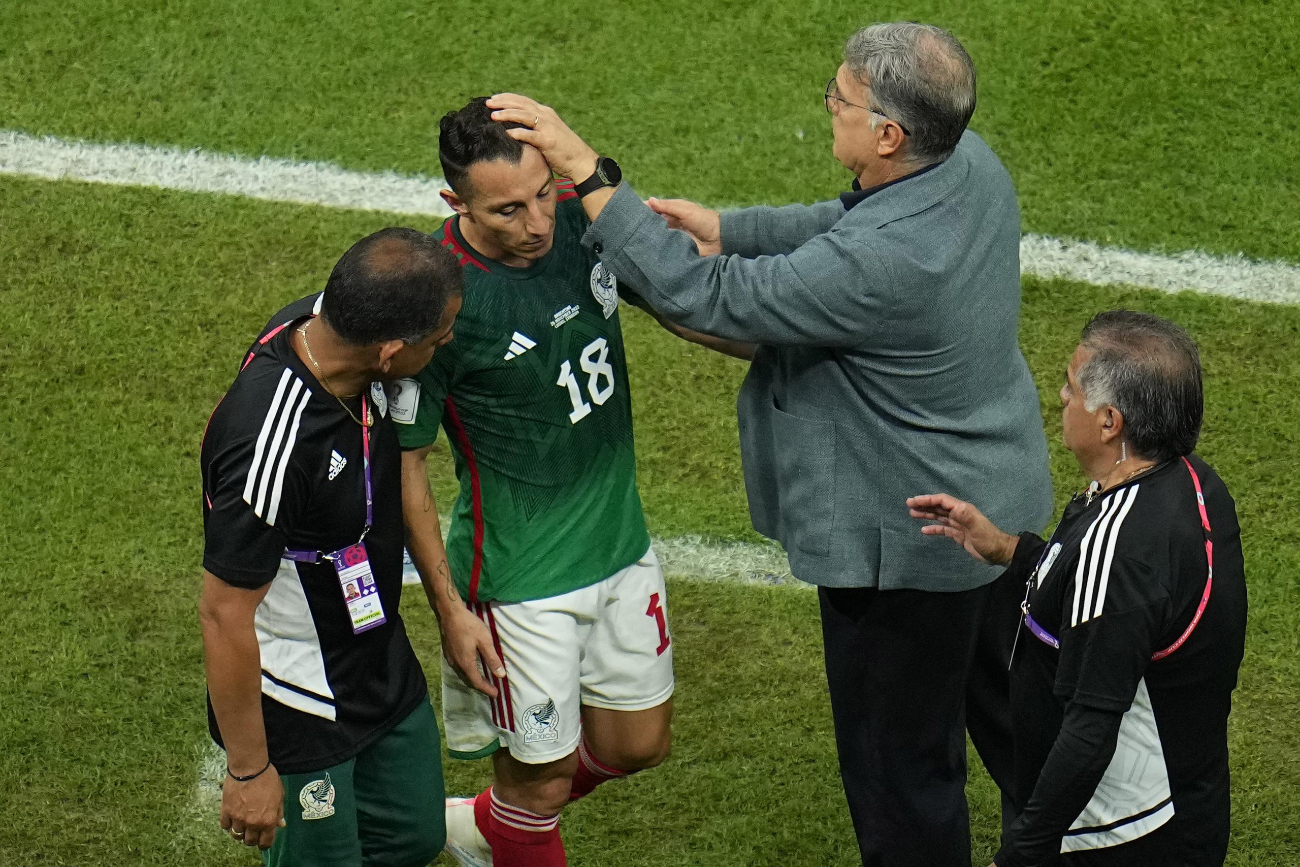 El dirigente de México, Gerardo 'Tata' Martino, con chaqueta, le toca la cabeza a Andrés Guardado mientras este abandona el partido del sábado.
