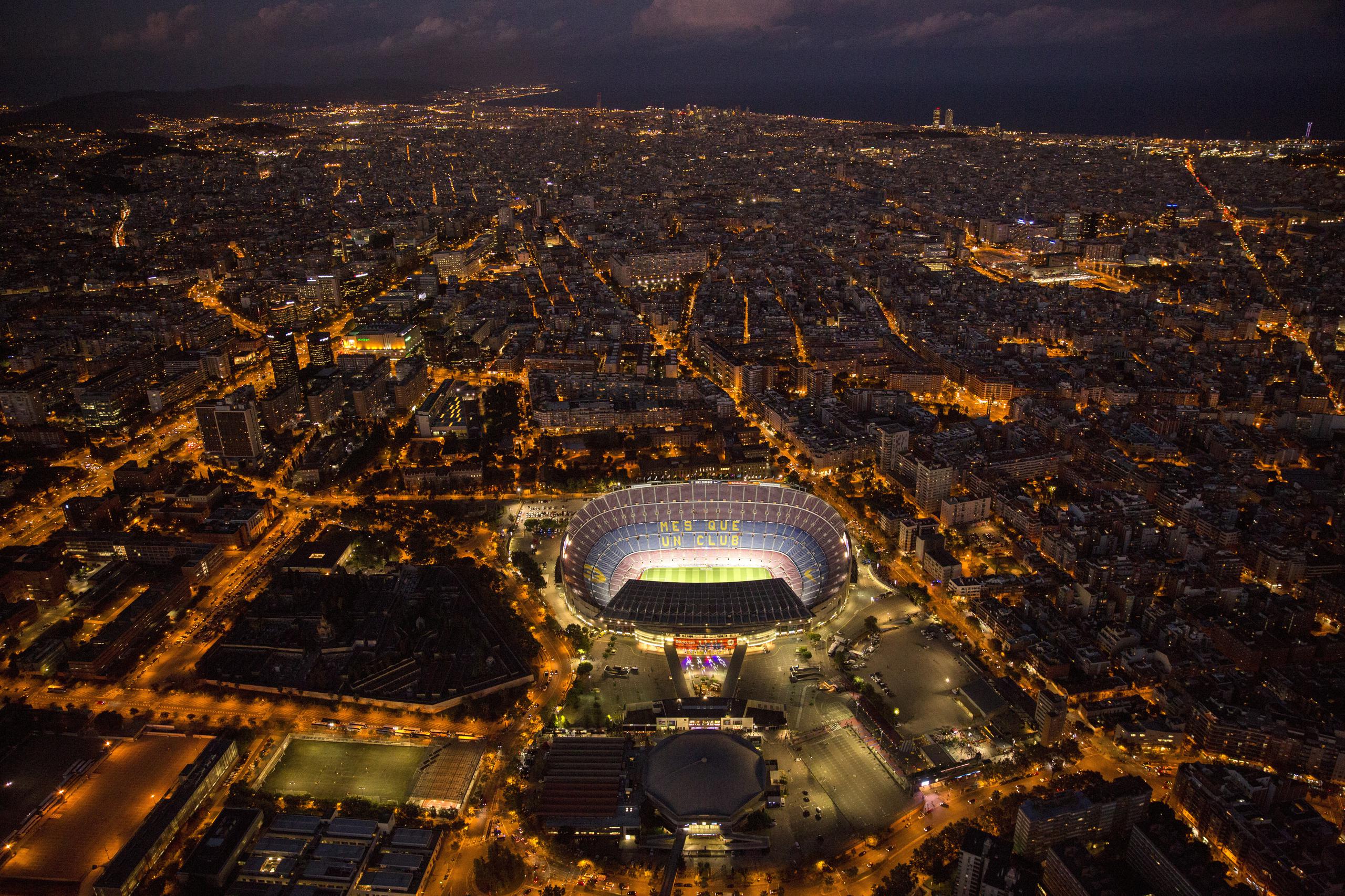 En esta foto de 19 de septiembre del 2017, el estadio Camp Nou se ve iluminado en Barcelona. 