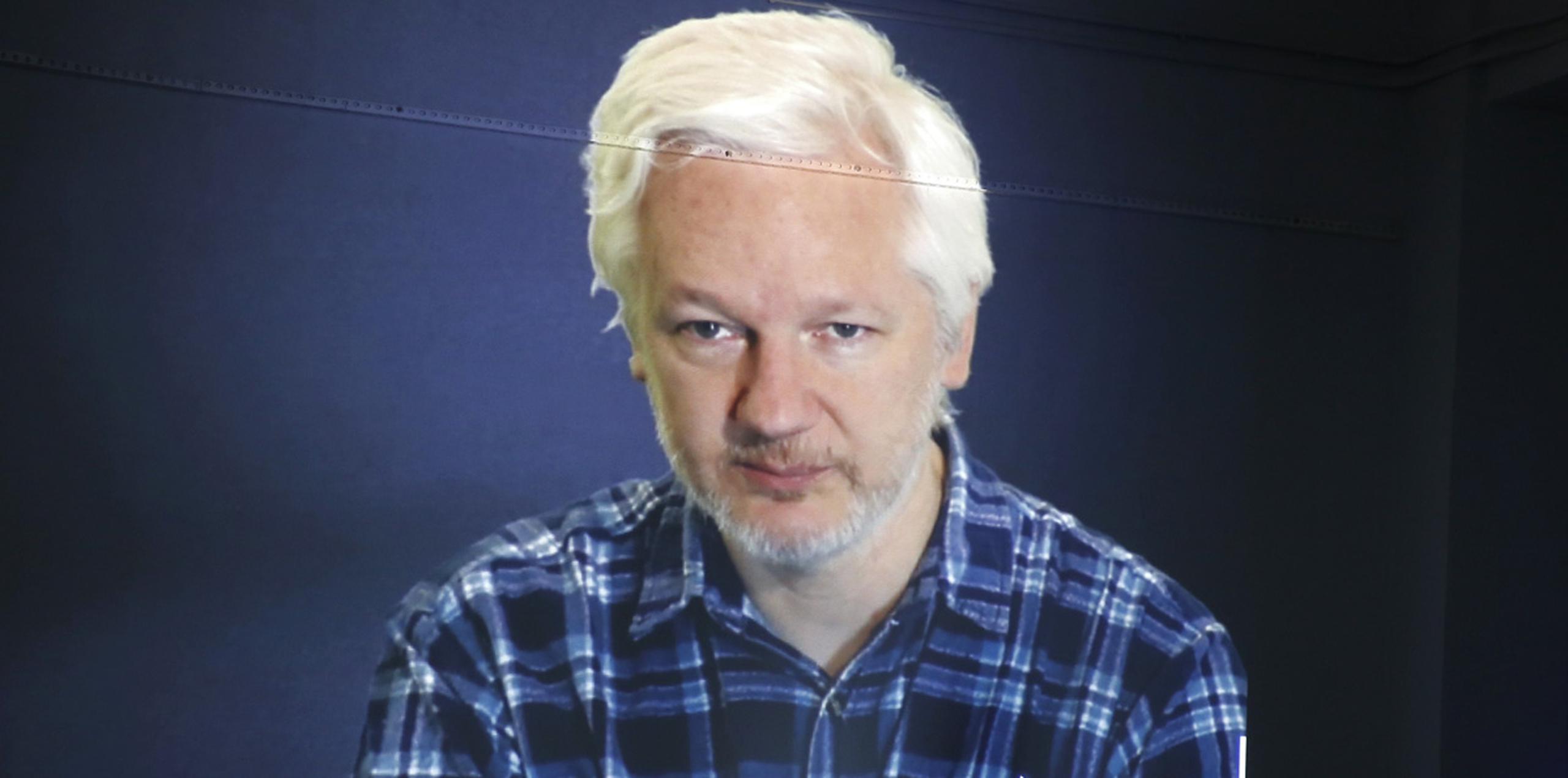 Assange agradeció a Ecuador el apoyo que le ha dado pese a las presiones y amenazas de grandes organismos y estados afectados por las filtraciones de WikiLeaks, especialmente la CIA y Estados Unidos. (AP)