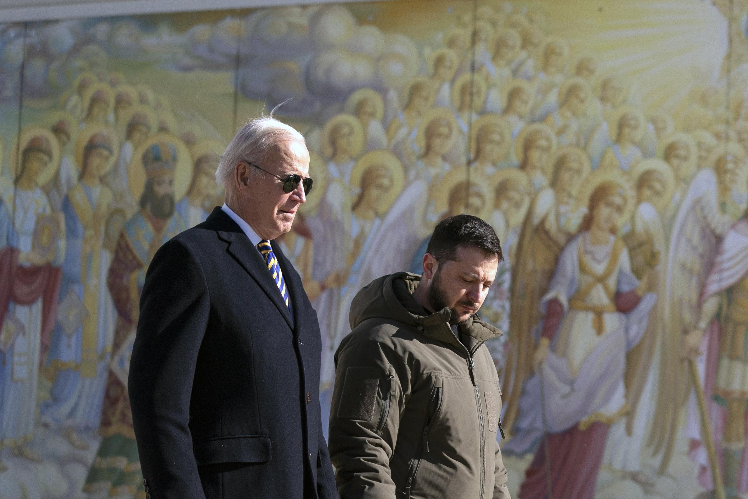 Los presidentes de Estados Unidos, Joe Biden, (i) y de Ucrania, Volodymyr Zelensky (d). (AP Photo/Evan Vucci)