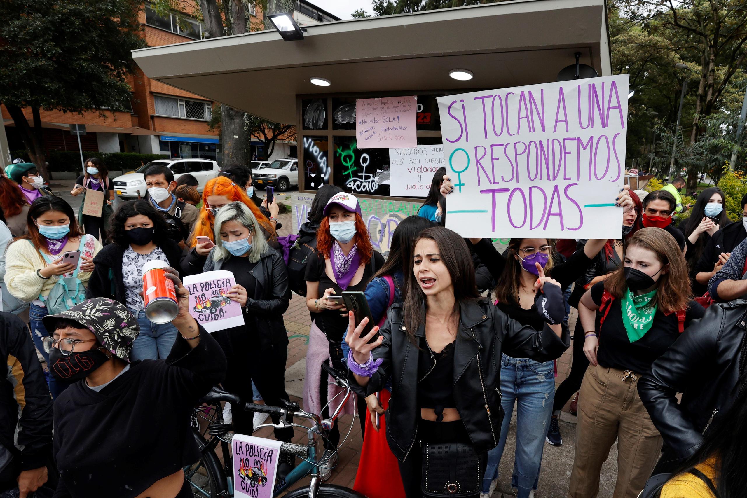 Grupos de mujeres llegaron el sábado hasta un Comando de Atención Inmediata en Bogotá para protestar lo que denuncian es un patrón de la policía.