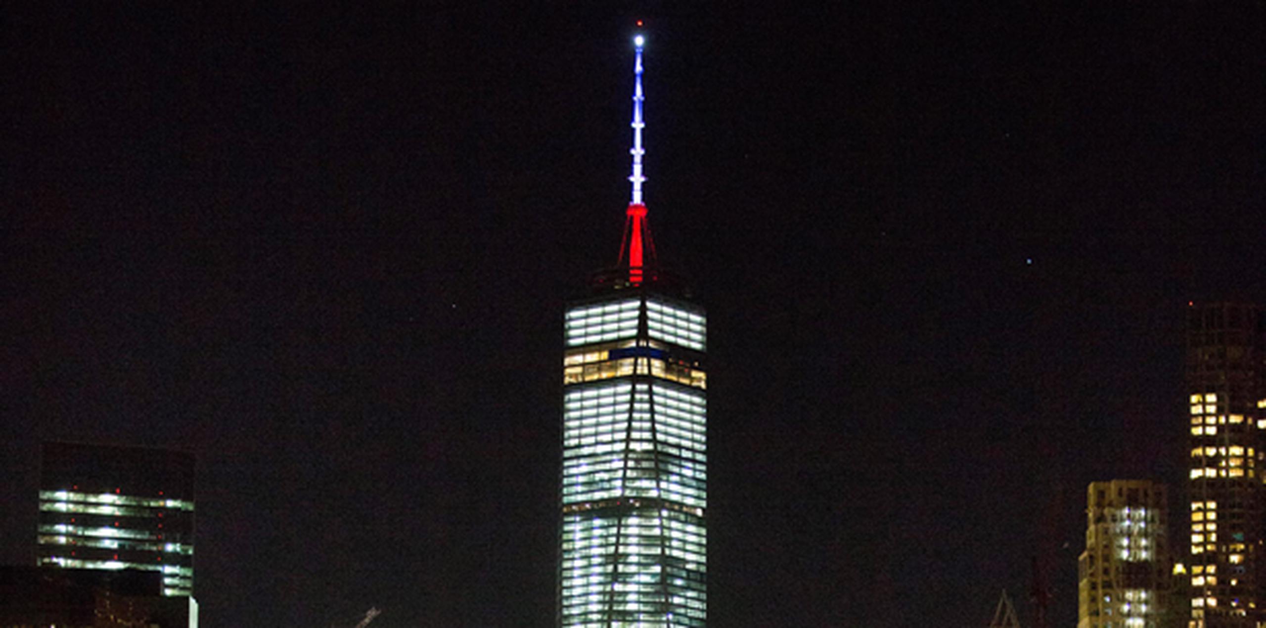 El One World Trade Center, también conocido como la torre de la libertad y que se erige en la zona donde se encontraban las Torres Gemelas, derribadas en los atentados del 11 de septiembre de 2001, realizó así un homenaje a París. (AP Photo/Kevin Hagen)
