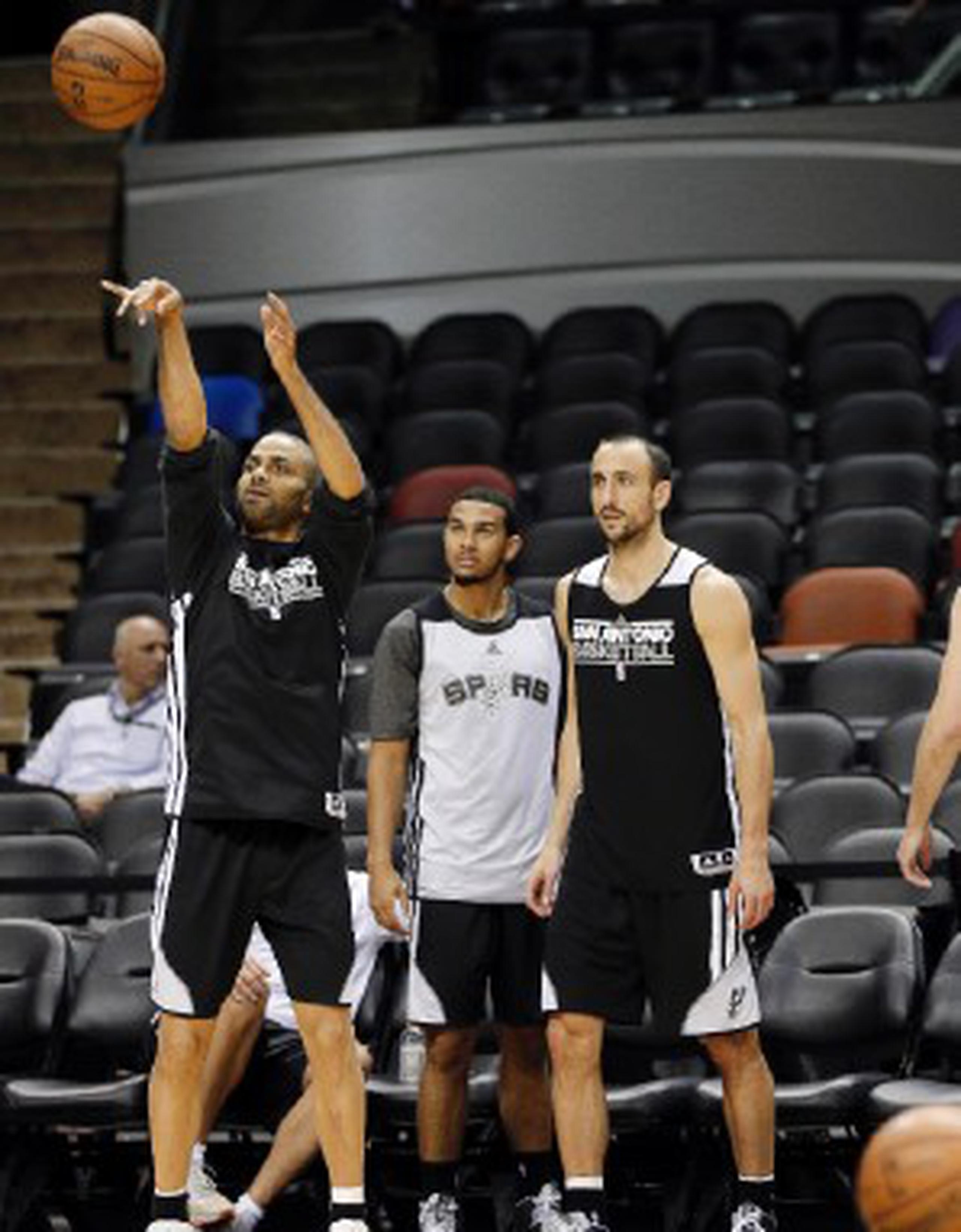 Tony Parker, Cory Joseph y Manu Ginóbili durante la practica de hoy de los Spurs de San Antonio. (David J. Phillip / AP).