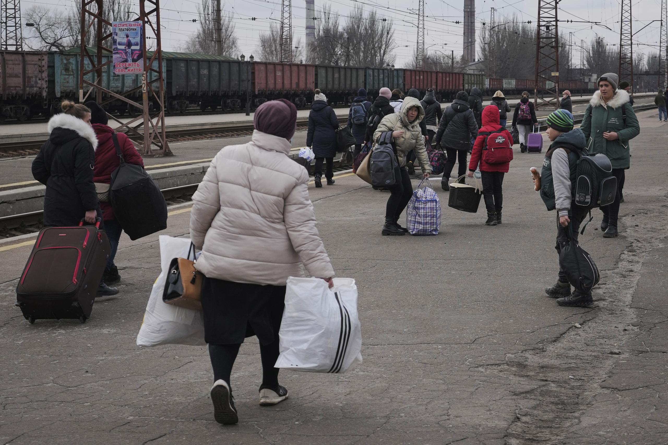 Personas que le escapan a la guerra tras la invasión rusa esperan un tren en la estación de Kostiantynivka, en Donetsk, el este de Ucrania, el 24 de febrero del 2022.