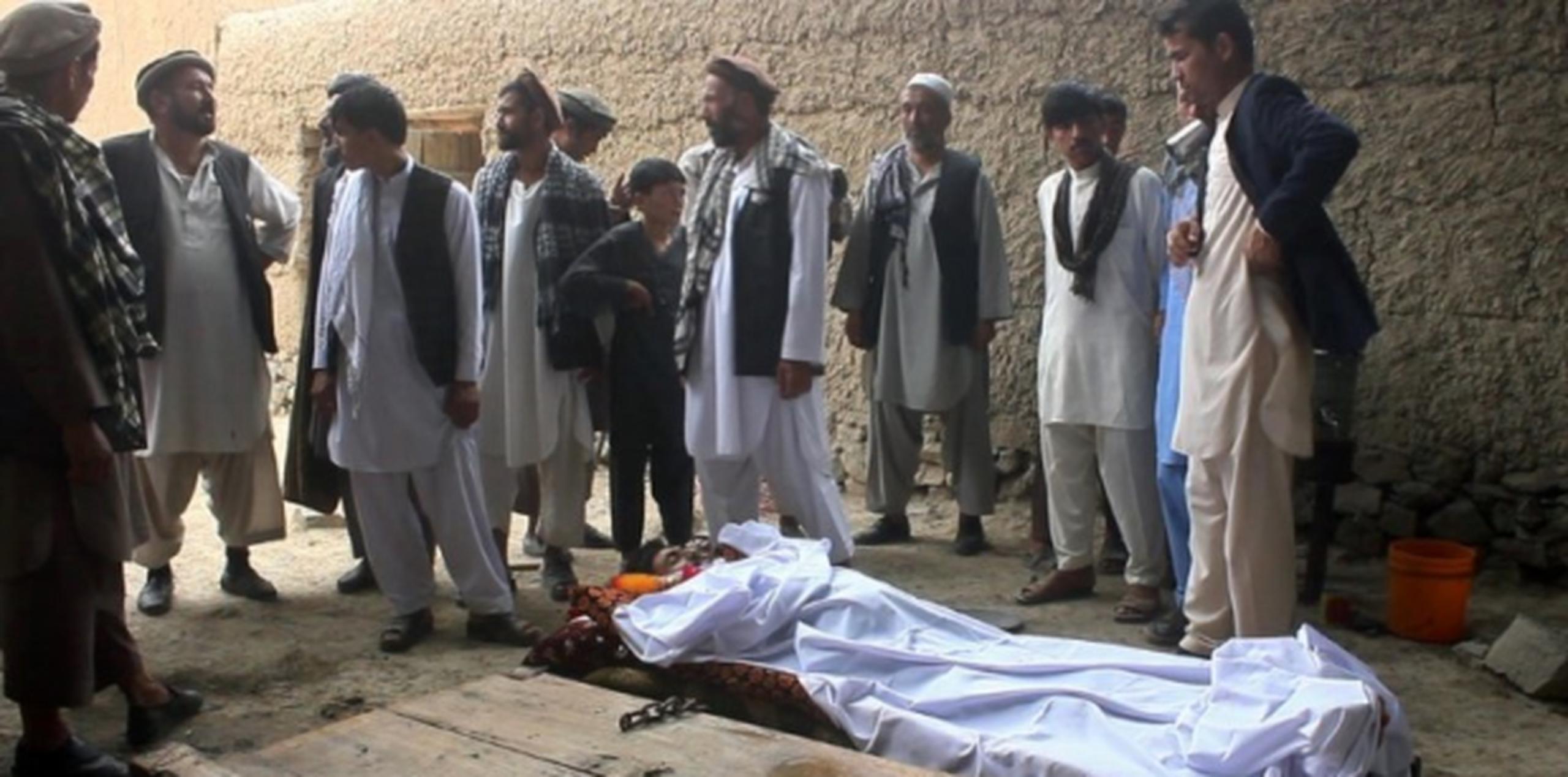 Allegados y parientes cerca de una de las víctimas de la balcera en una boda en Afganistán. (AFP)
