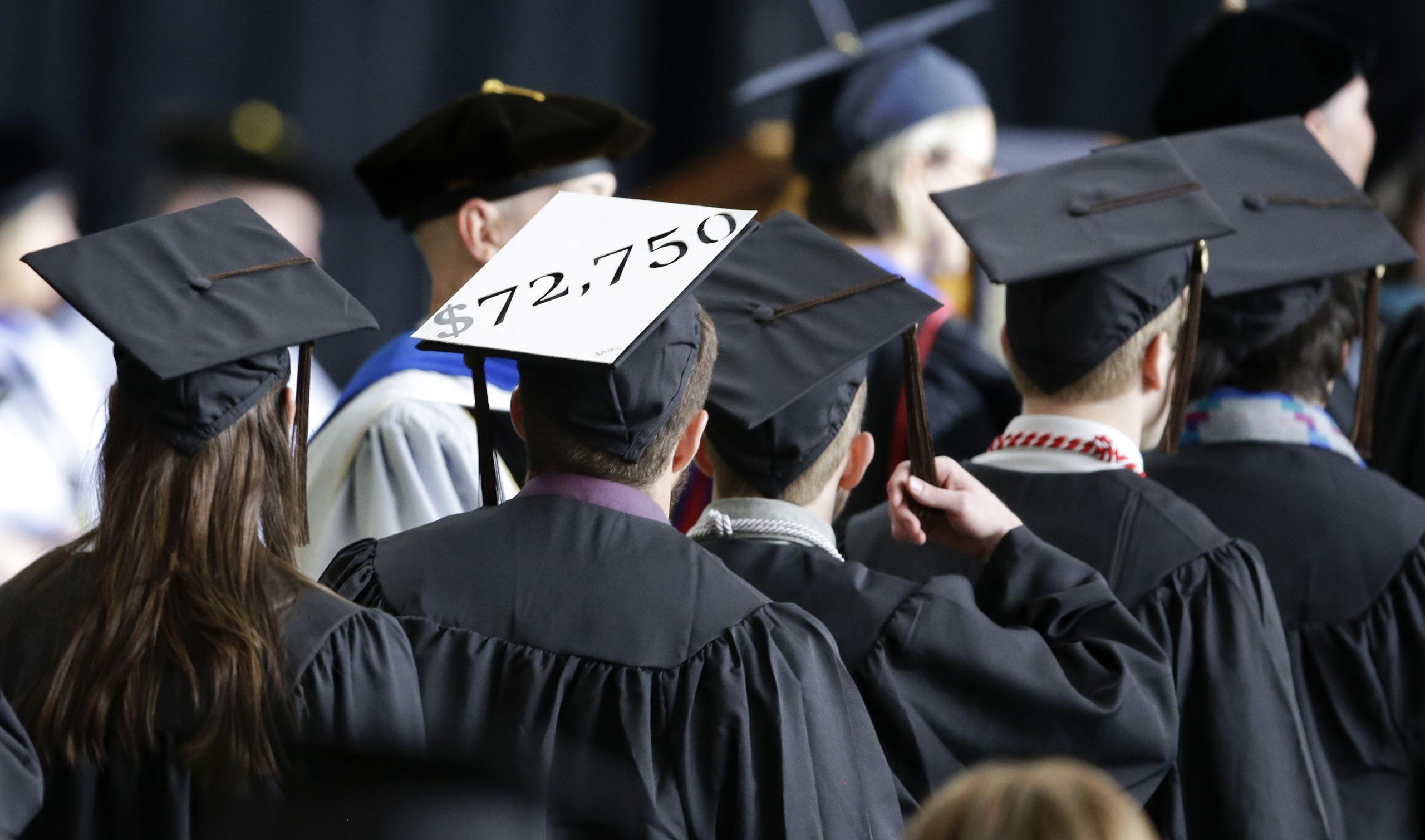 Ataviados con togas y birretes, 17 hispanos recibieron sus diplomas esta mañana de la Universidad Johnson C. Smith (JCSU) en Charlotte. (AP)