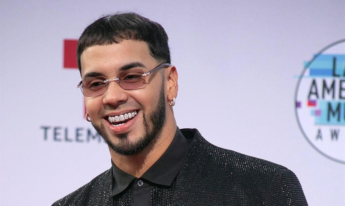 Anuel launches tiraera for Arcángel