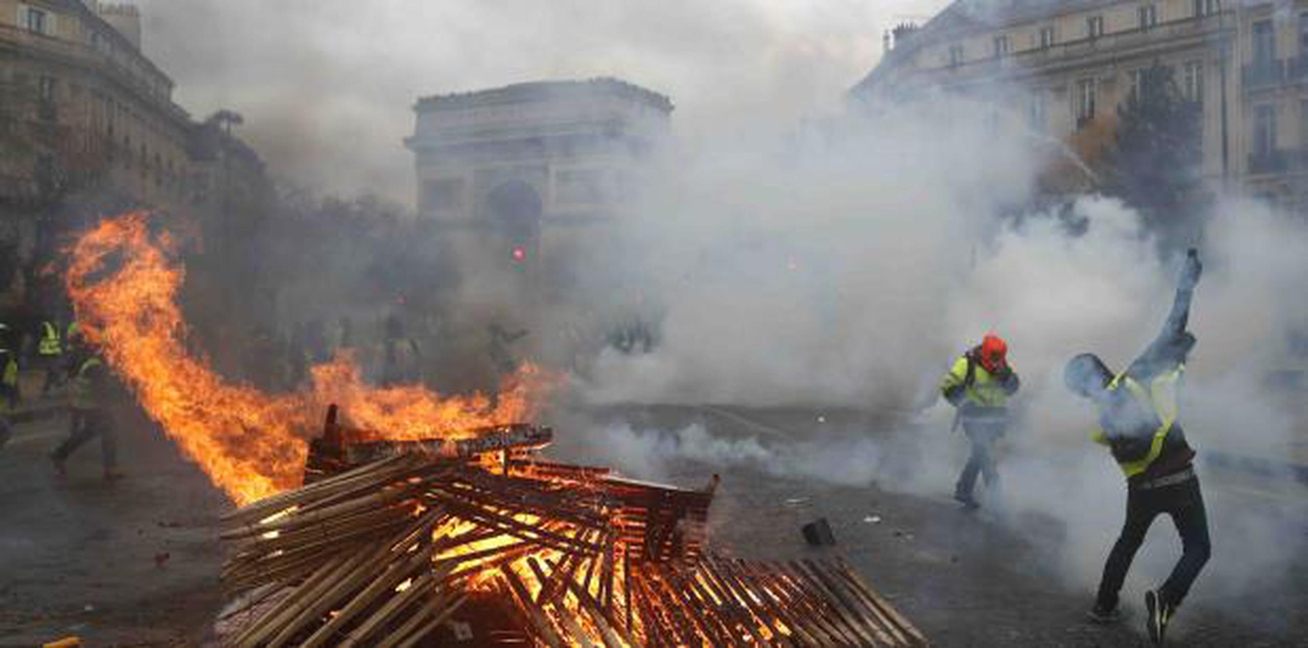 La situación en París contrastaba con la de otras regiones del país, donde las protestas y los cortes de tránsito fueron mayoritariamente pacíficos. (AP / Thibault Camus)
