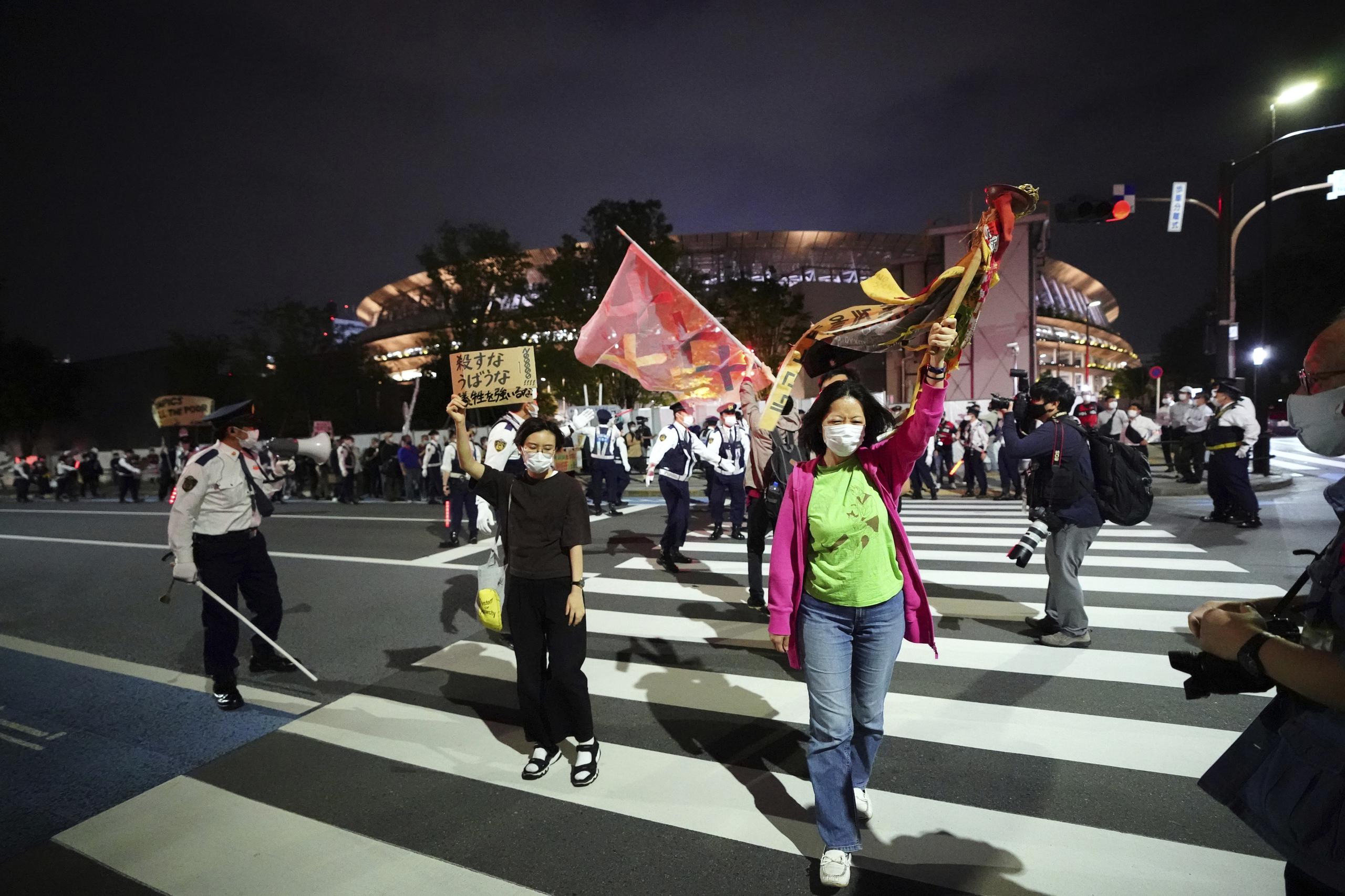 Manifestantes contra los Juegos Olímpicos que iniciarán el 23 de julio han escogido el Estadio Nacional de Tokio como escenario de sus protestas.