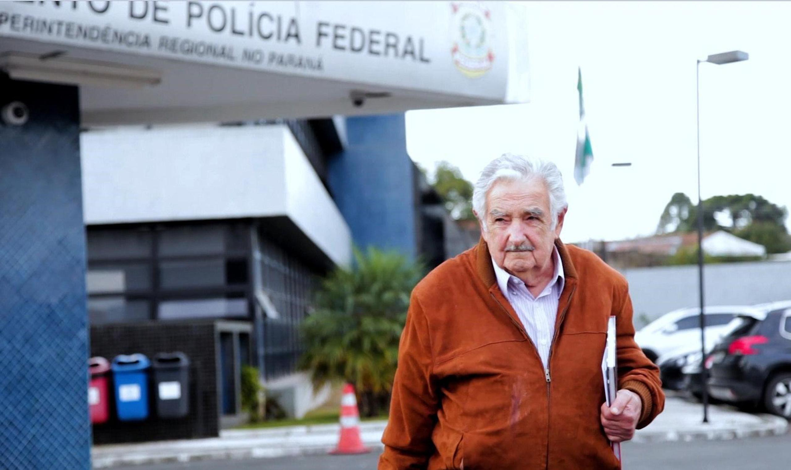 El expresidente uruguayo José "Pepe" Mujica sale de la sede de la Policía Federal de Curitiba, Brasil. (EFE)