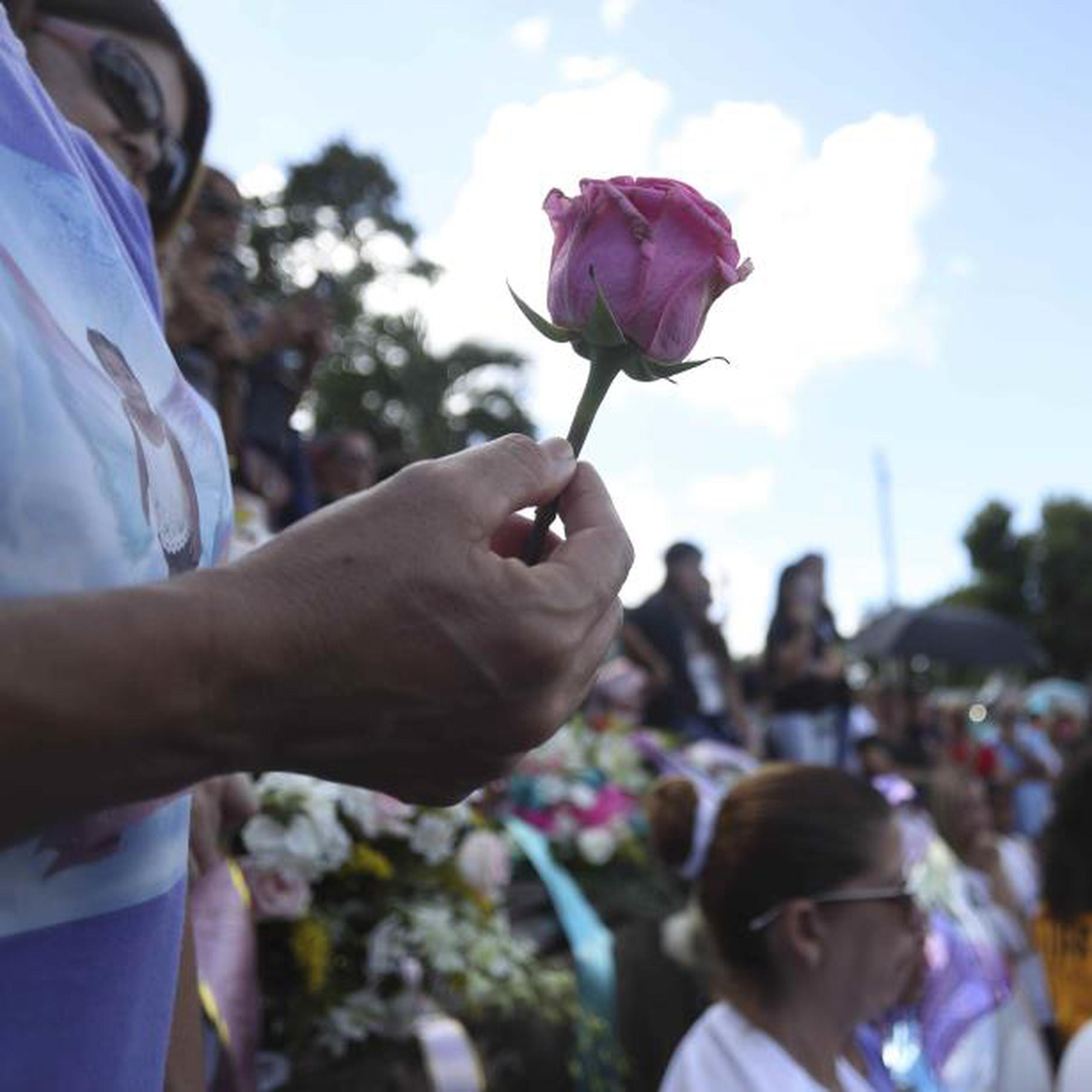 Cientos de personas llegaron hasta el Cementerio Municipal de Morovis para despedirse de la niña de tres años, quien falleció a consecuencia de un balazo en la cabeza. (vanessa.serra@gfrmedia.com)
