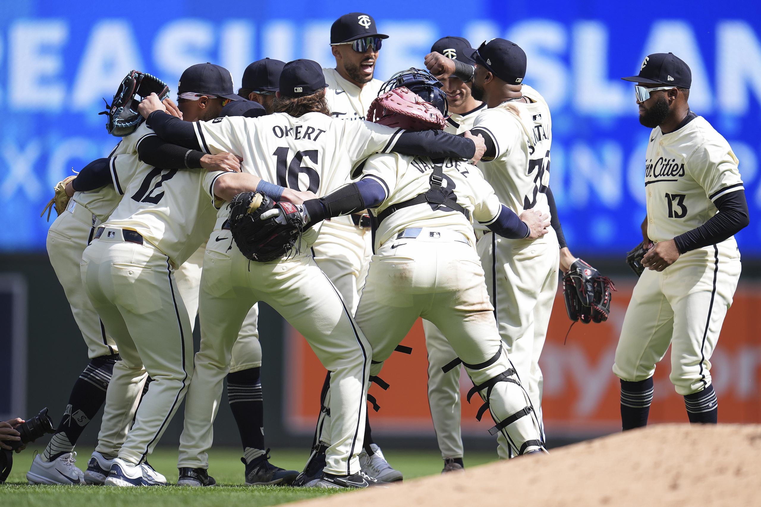 Los Mellizos de Minnesota celebran tras derrotar 3-2 a los Dodgers de Los Ángeles, el miércoles 10 de abril de 2024, en Minneapolis. (AP Photo/Abbie Parr)