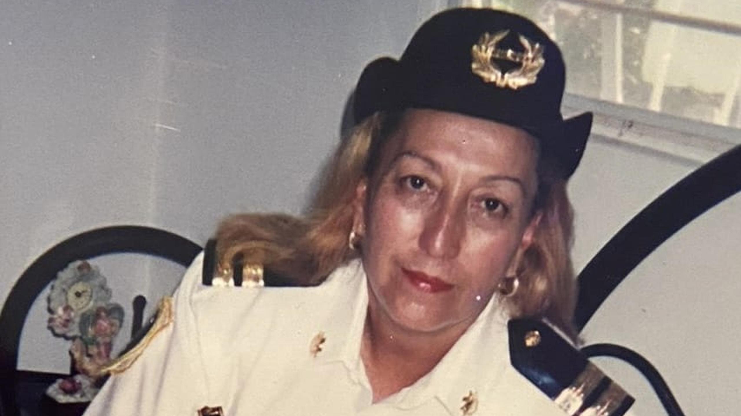 María Teresa González Cruz fue la primera mujer policía en el Municipio de Manatí y laboró 18 años con el Municipio de Vega Alta a donde luego trabajó en Relaciones con la Comunidad y más adelante como guardia escolar.