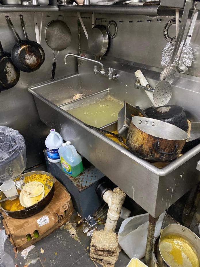 Inspectores del Departamento de Salud encontraron así una cocina de un restaurante en Condado.