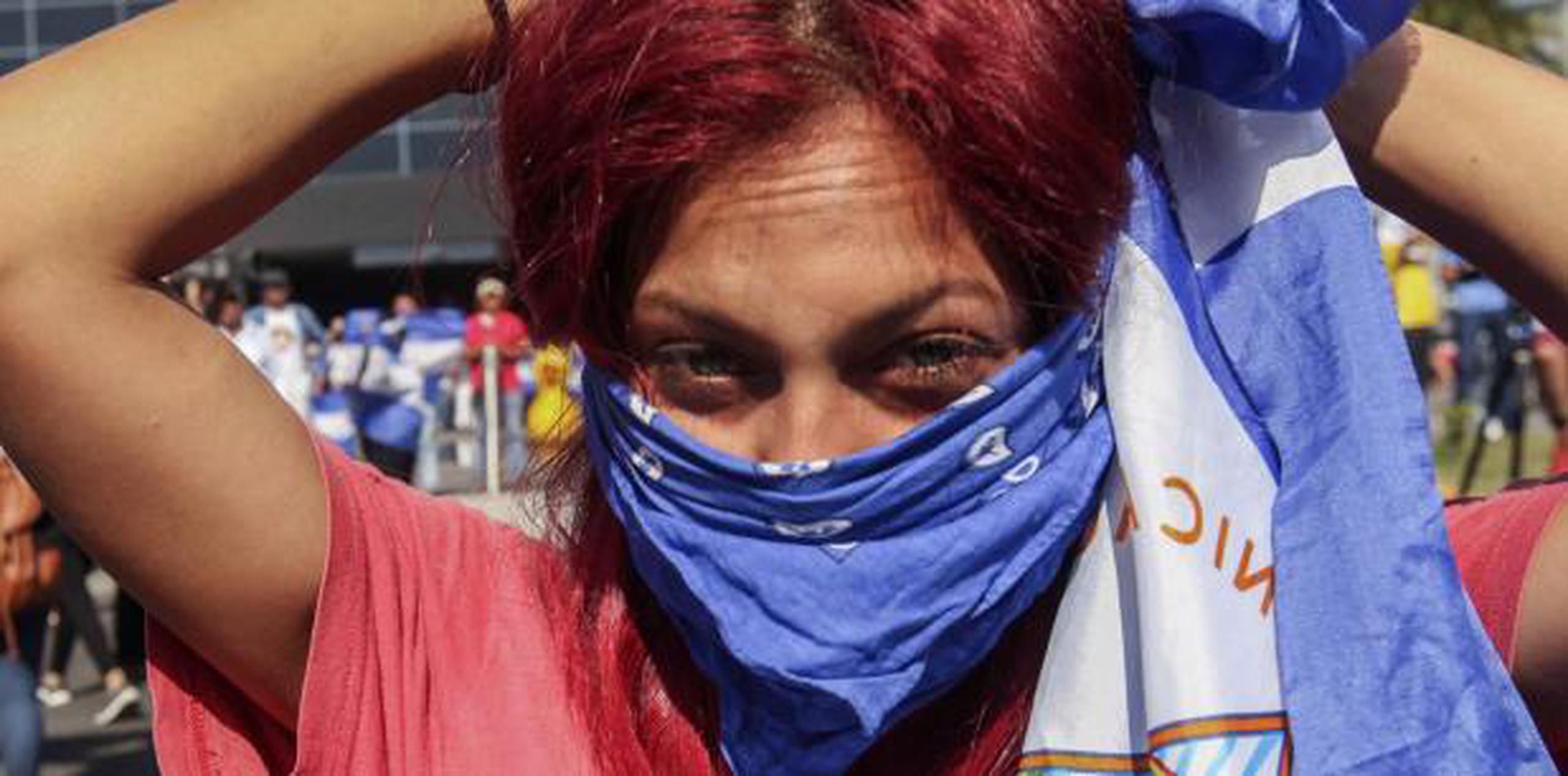 Una mujer e tapa el rostro antes de participar en una manifestación en Nicaragua. (archivo)