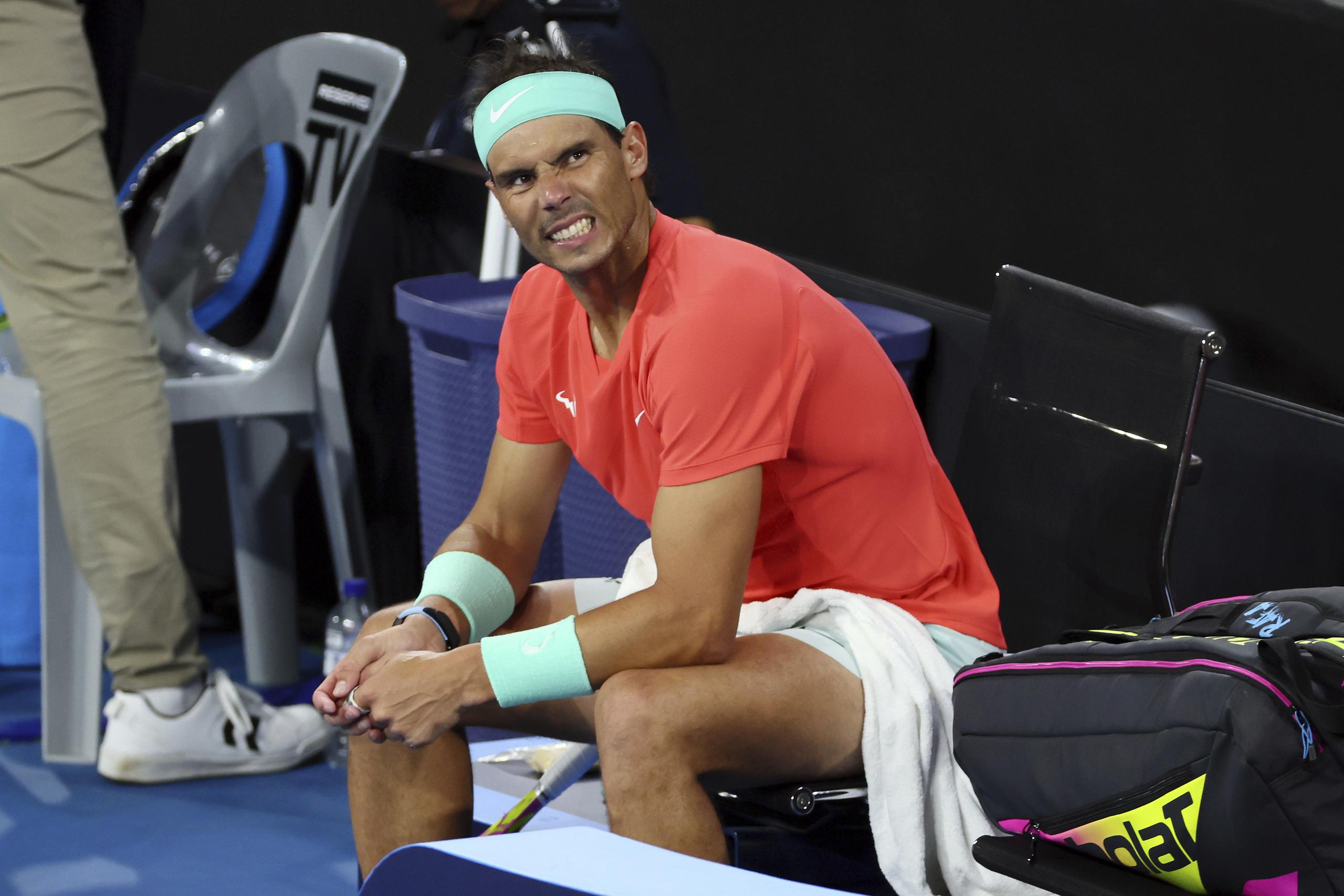 Rafael Nadal hace una gesticulación de dolor y frustración.