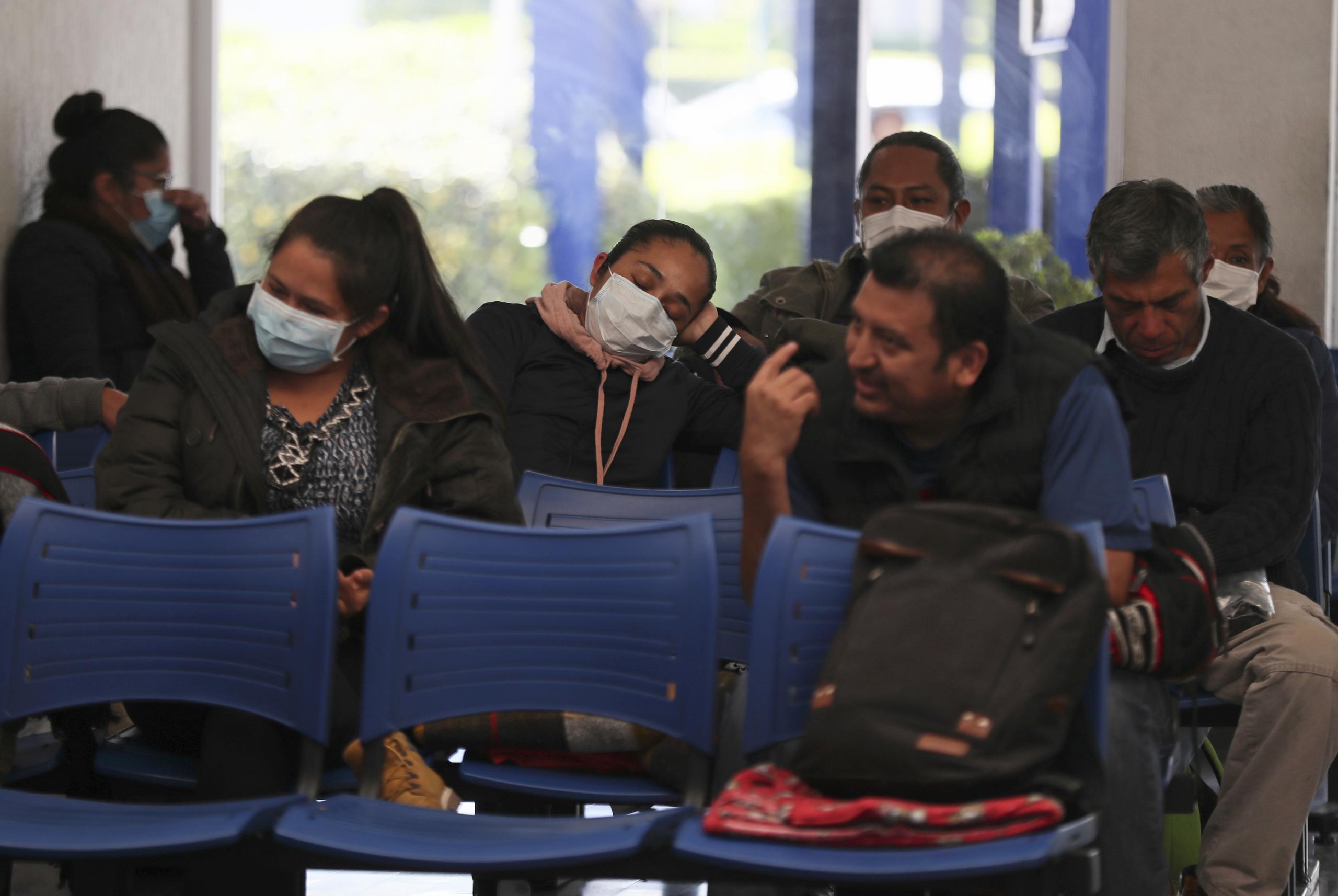 Algunas personas con mascarillas esperan su turno en el Instituto Nacional de Enfermedades Respiratorias, en la Ciudad de México