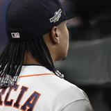 Peloteros se colocan extensiones de cabello para dar una nueva personalidad al béisbol