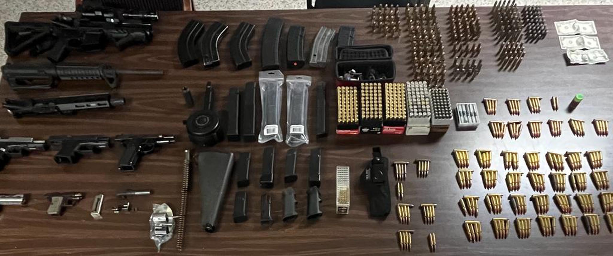 Los agentes de la División de Drogas Metropolitana ocuparon armas ilegales, balas, cargadores y aditamentos en la residencia de un presunto armero que laboraba para una organización criminal.
